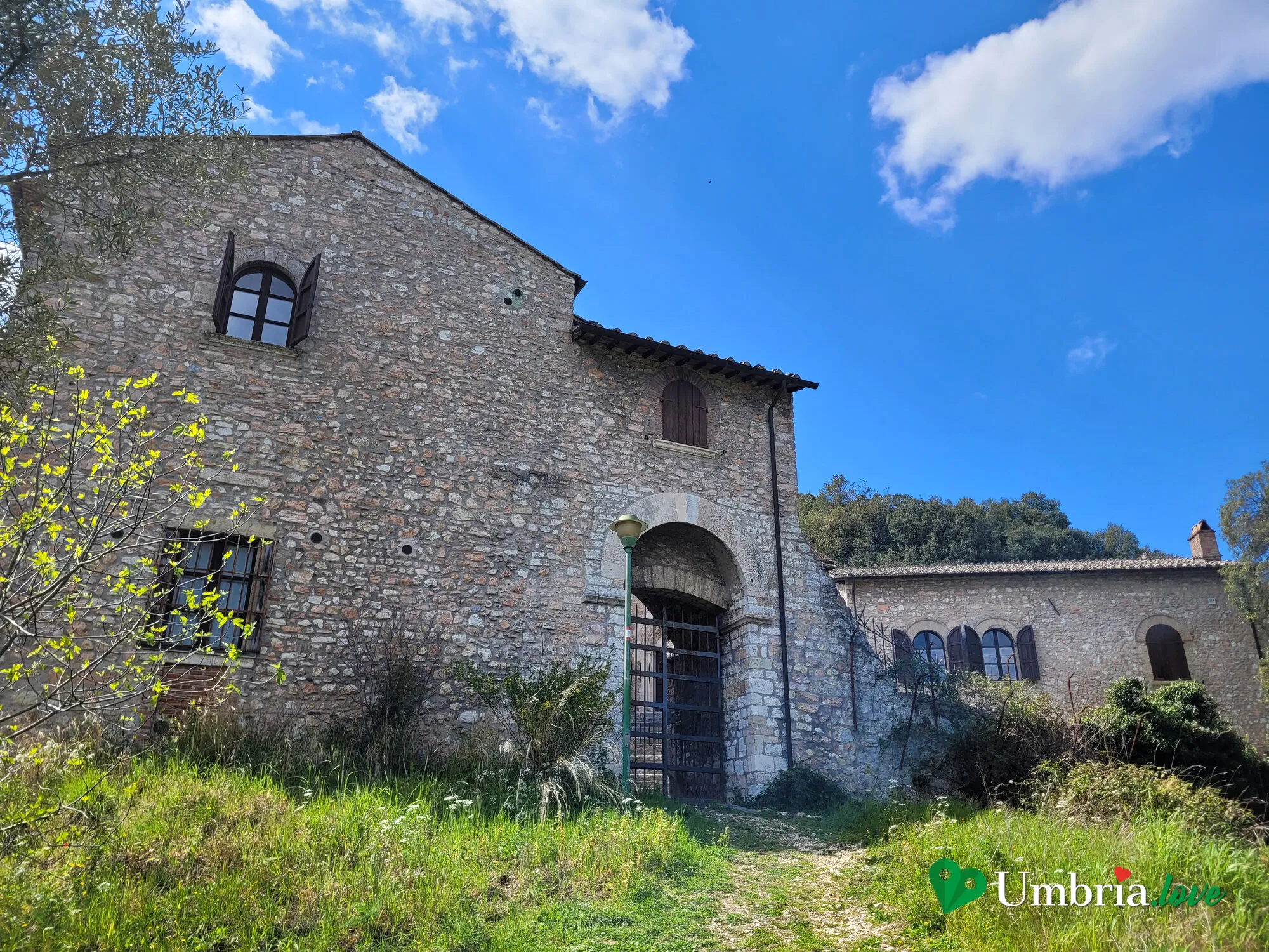L'Abbazia fortificata di San Cassiano, con le mura merlate, sopra le Gole del Nera