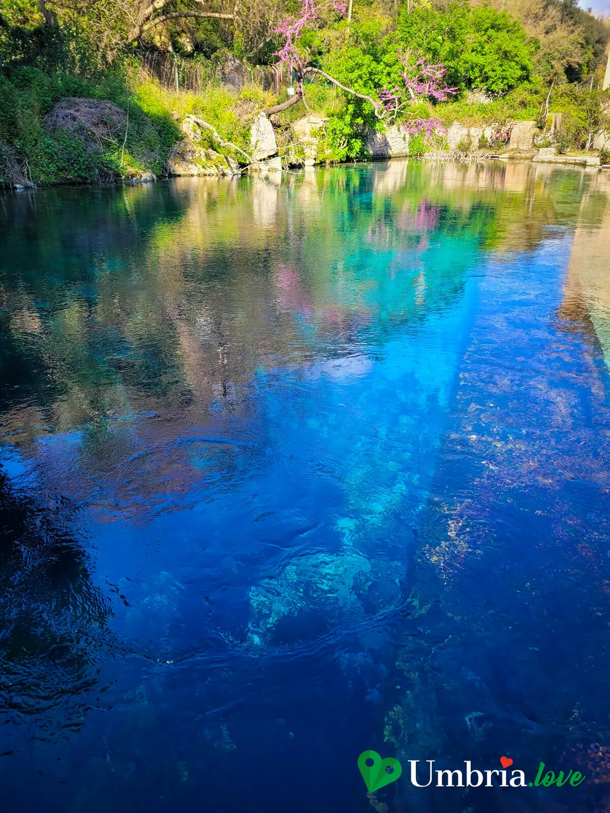 Le acque blu-verdi del Nera attraversate dai raggi del sole, lungo il sentiero delle Gole del Nera