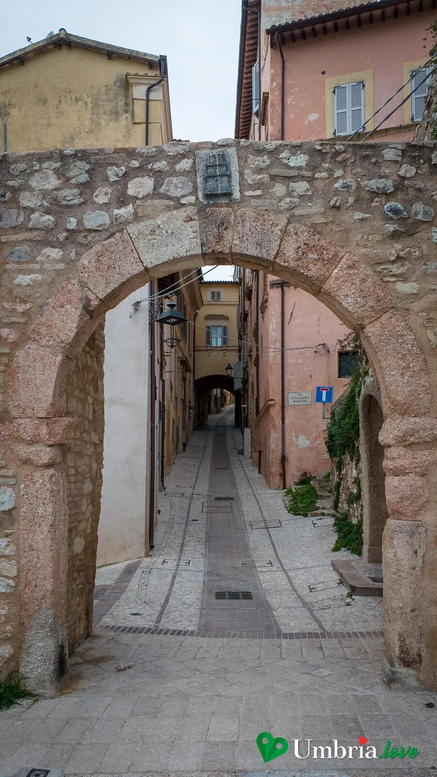 Uno dei tanti archi in pietra che scavalcano i vicoli in salita di Trevi