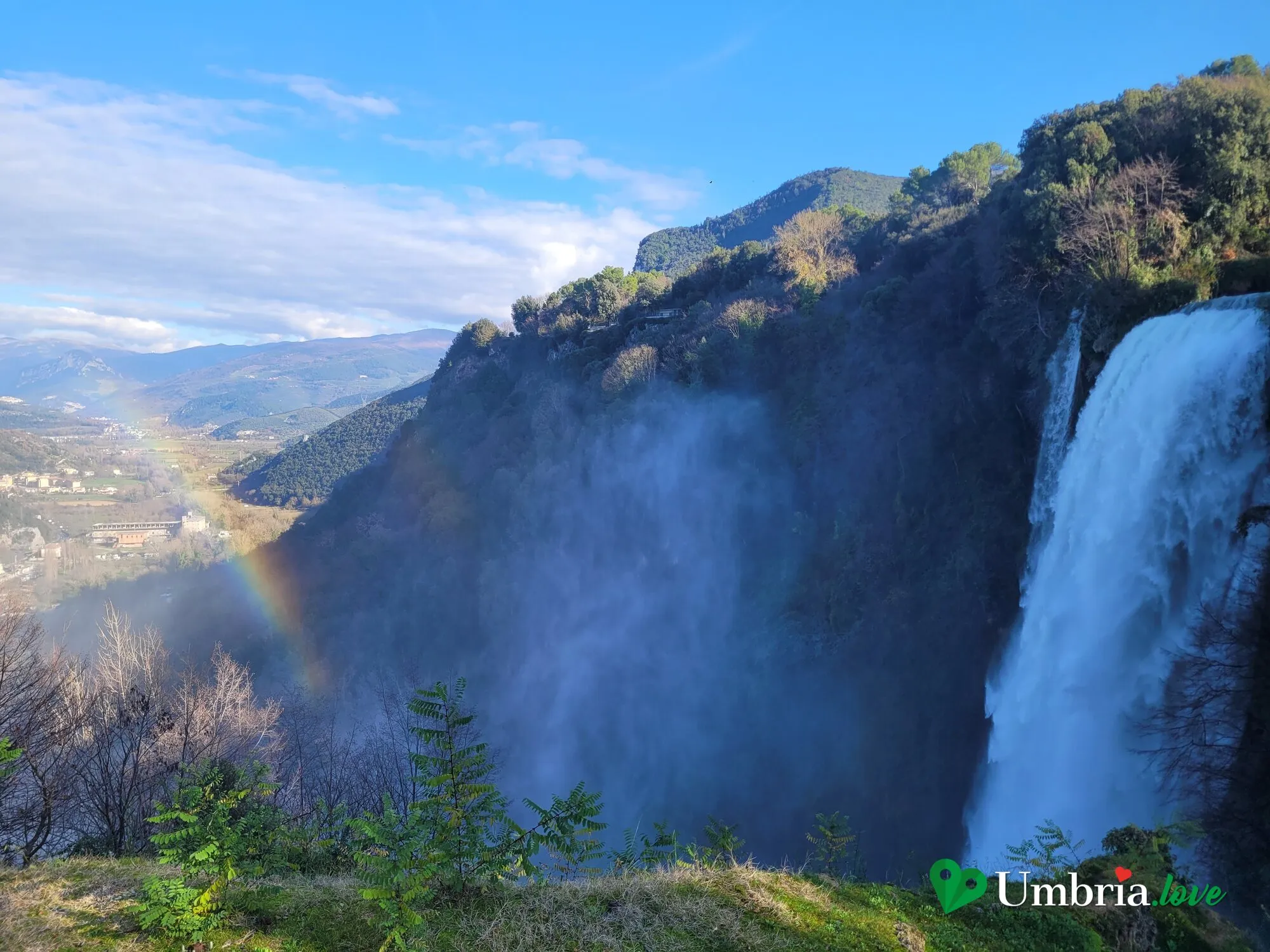 Un arcobaleno si forma nella nebbia d'acqua alla base del salto della Cascata delle Marmore