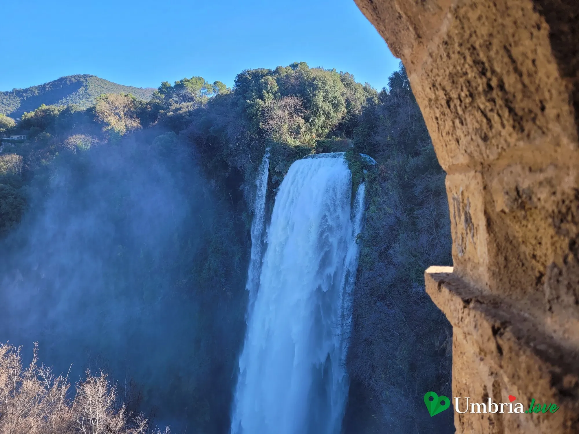 Il salto della Cascata delle Marmore inquadrato da un passaggio scavato nella roccia