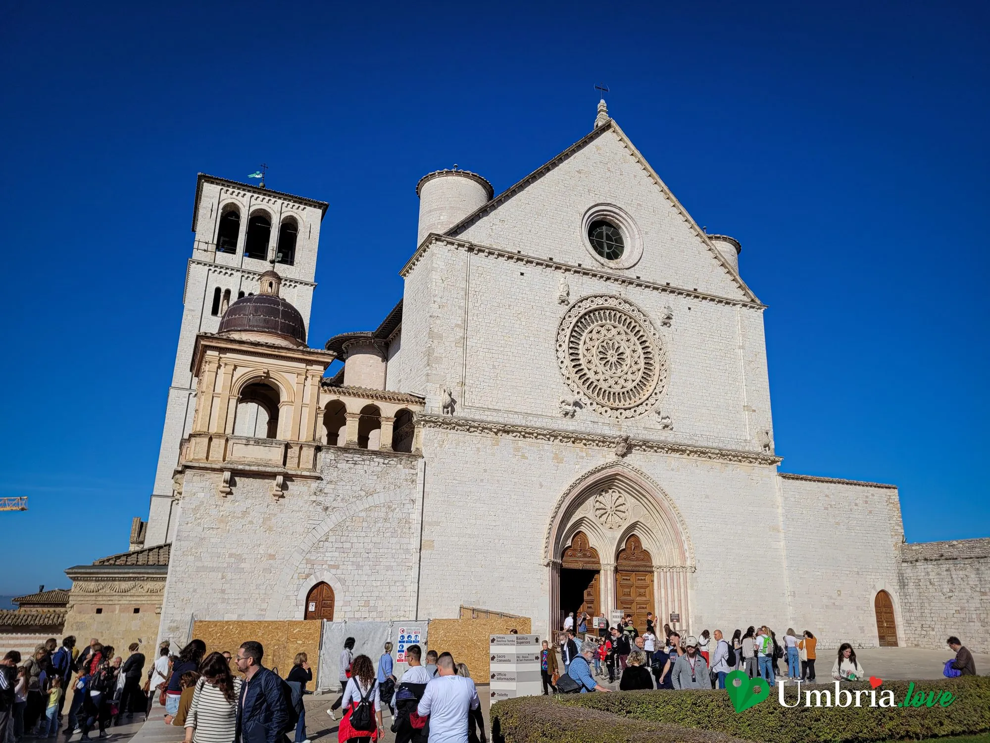 La facciata gotica della Basilica Superiore di San Francesco ad Assisi, con il portale strombato e il grande rosone