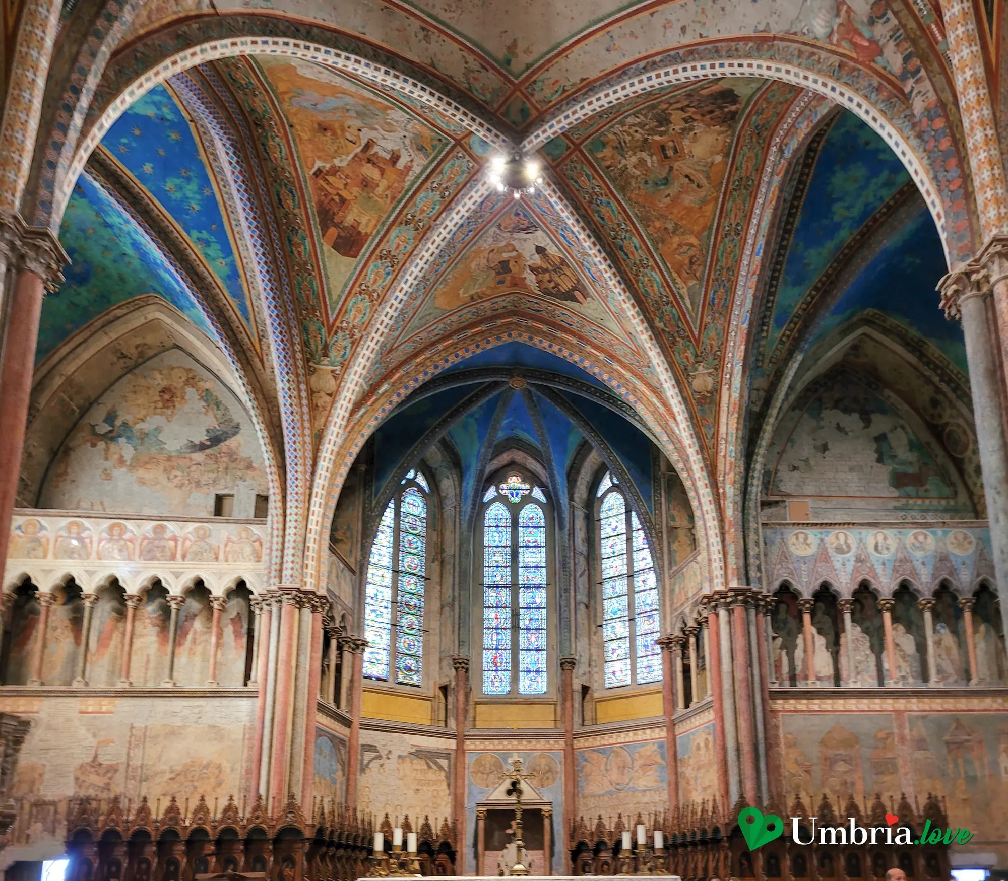L'abside e il transetto della Basilica Superiore di San Francesco ad Assisi, con gli affreschi anneriti di Cimabue e il coro ligneo