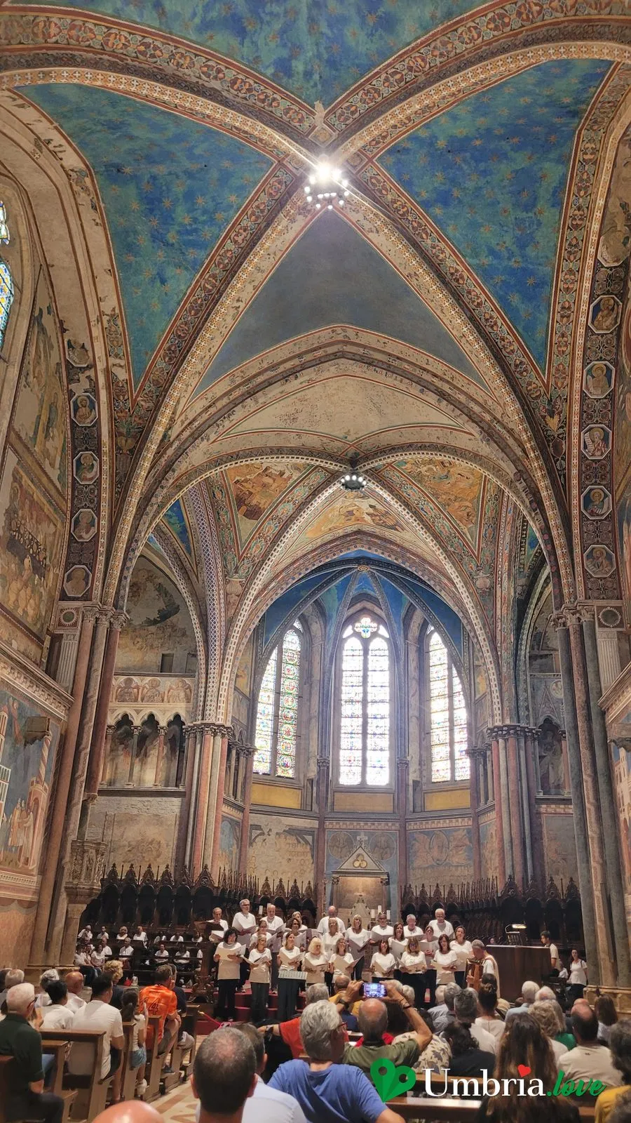 L'interno della Basilica Superiore di San Francesco ad Assisi: l'unica navata gotica con le vele azzurre e le vetrate