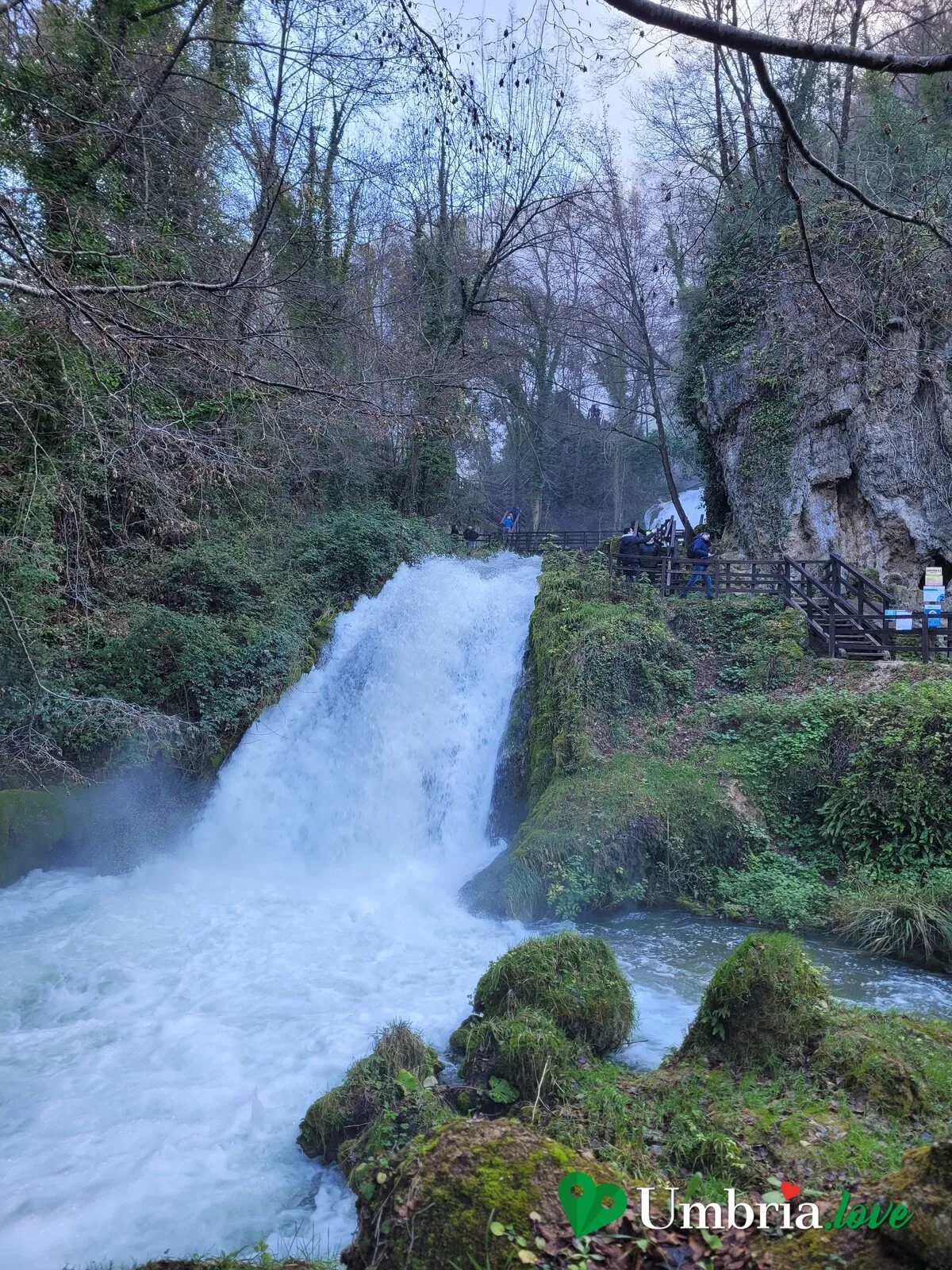 L'acqua della Cascata delle Marmore che scende fragorosa in una vasca, accanto alle passerelle del Belvedere inferiore
