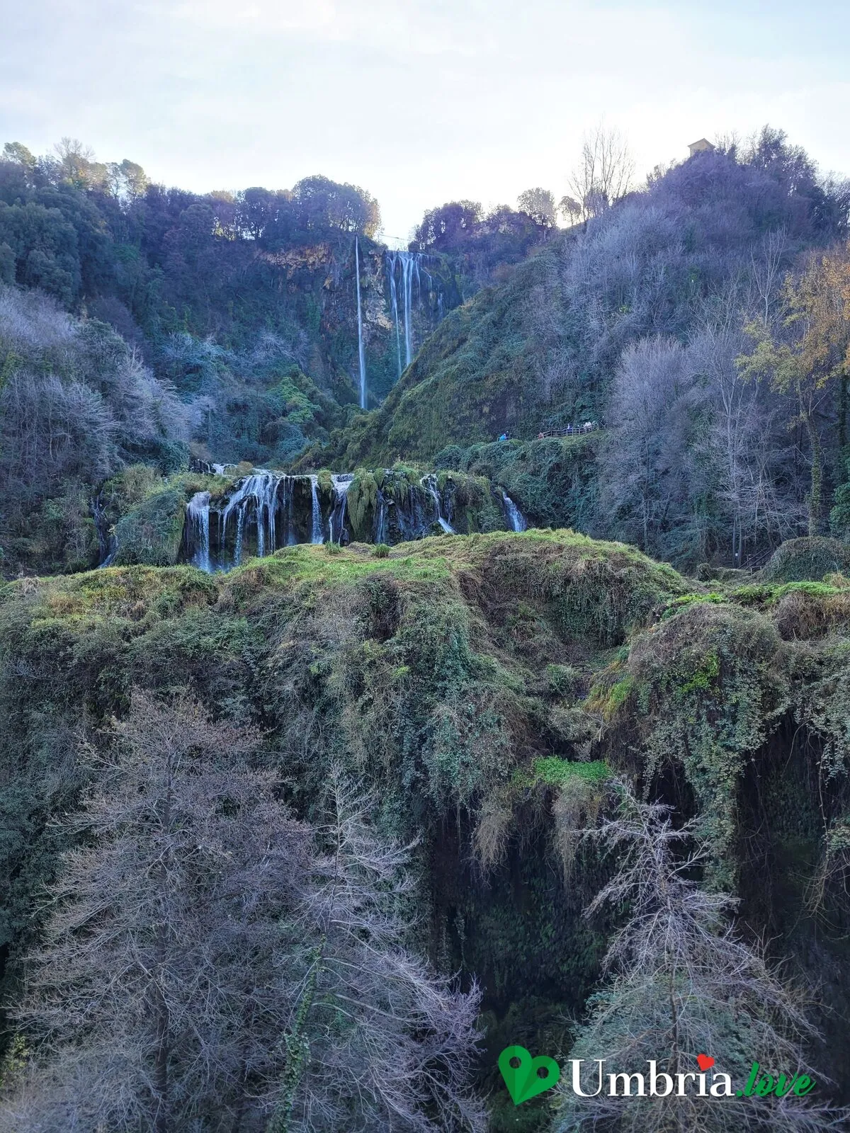 La Cascata delle Marmore vista per intero dal Belvedere superiore, tra i costoni coperti di muschio