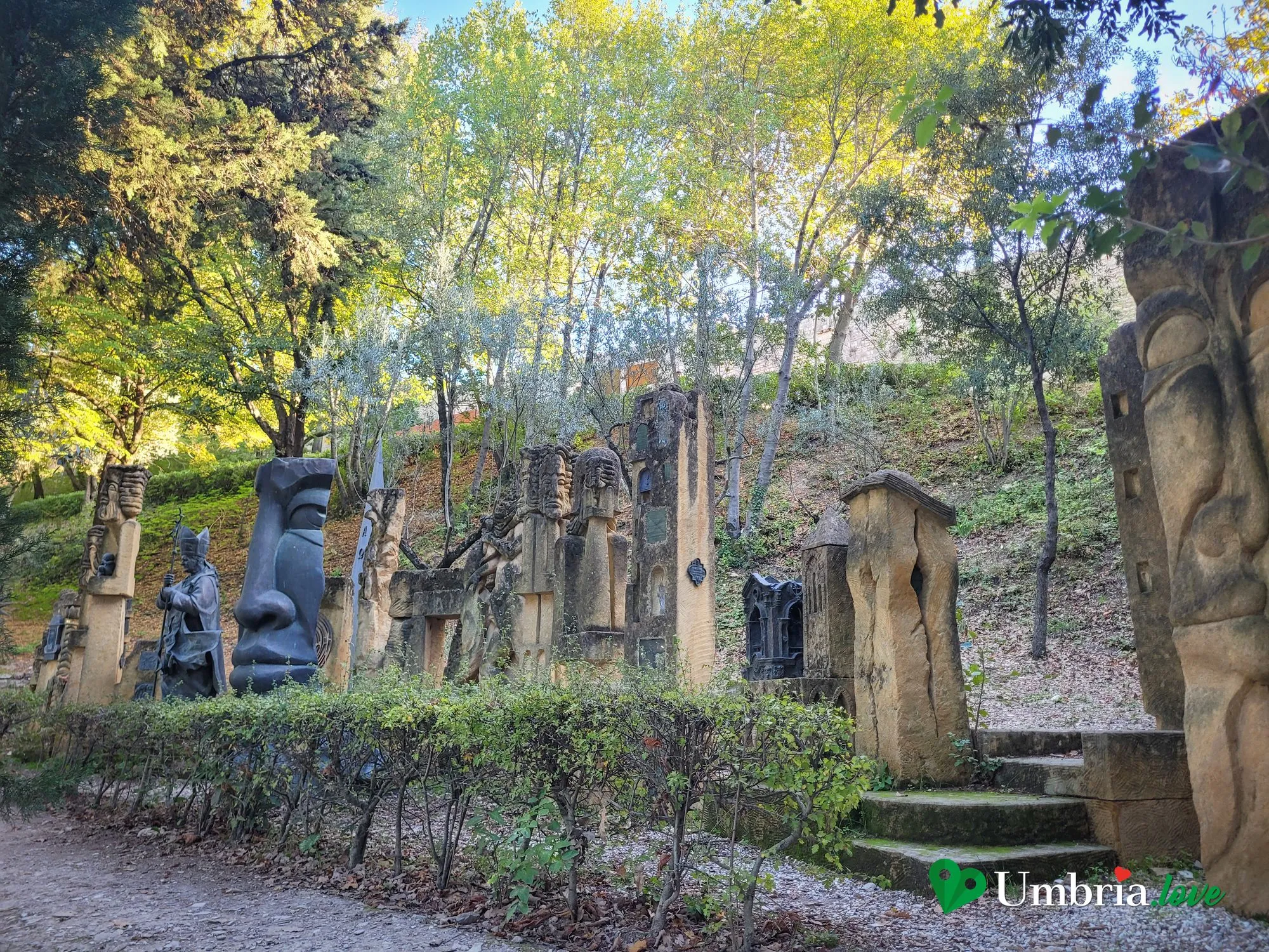 Il Bosco di San Francesco ad Assisi: il sentiero tra gli alberi d'autunno con le installazioni d'arte