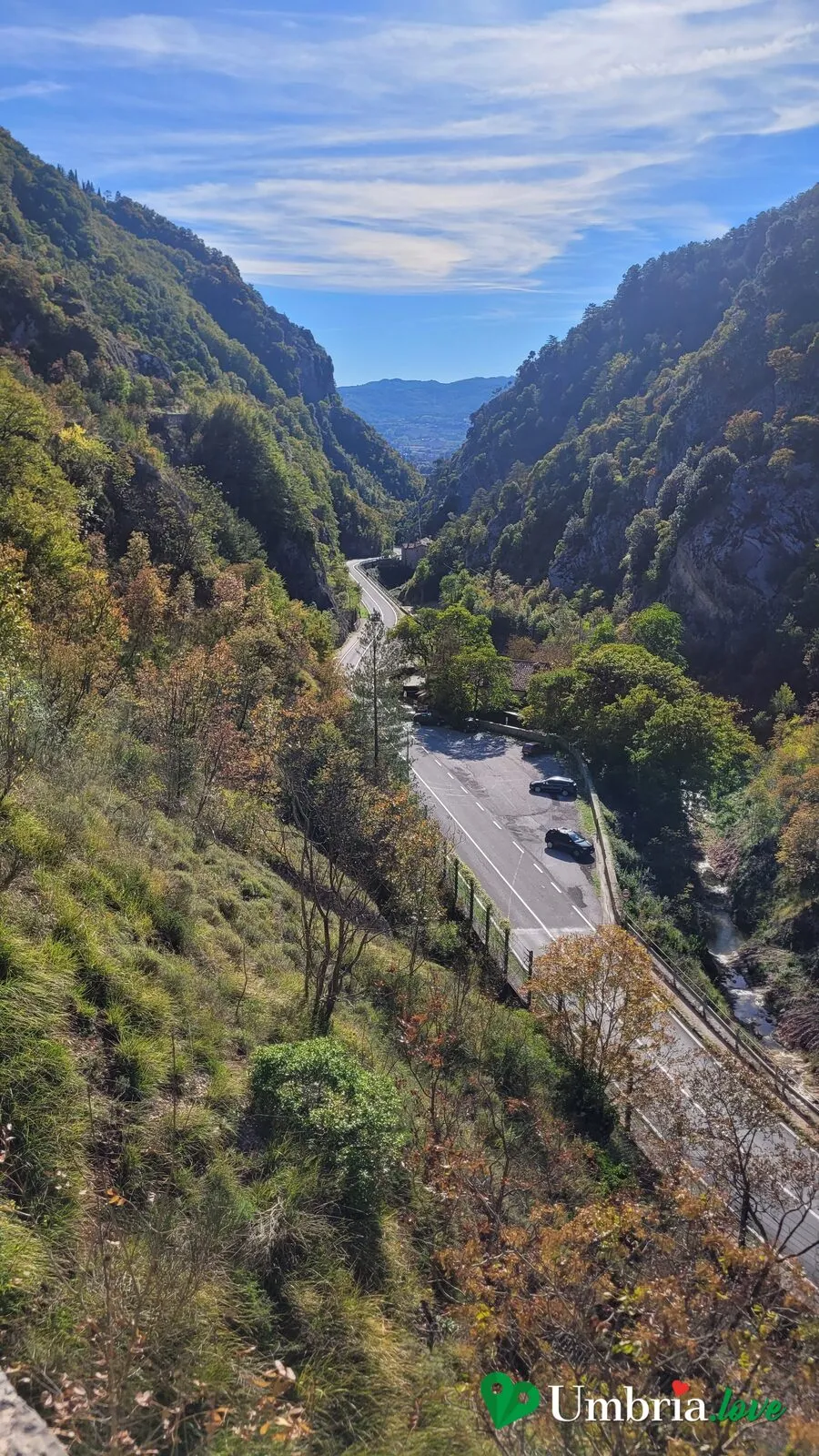 La strada che risale la Gola del Bottaccione a nord di Gubbio, incassata tra i boschi e le pareti di roccia