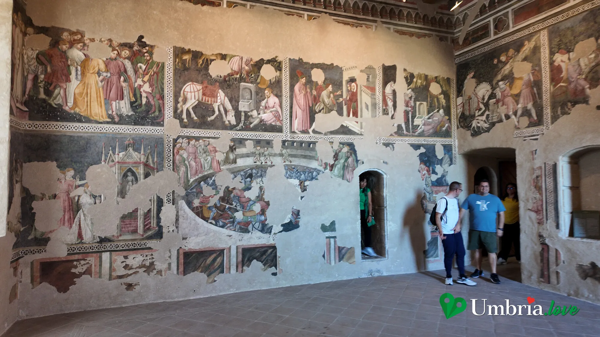 La Camera Pinta nella Rocca di Spoleto: le pareti affrescate con scene cortesi e finte architetture