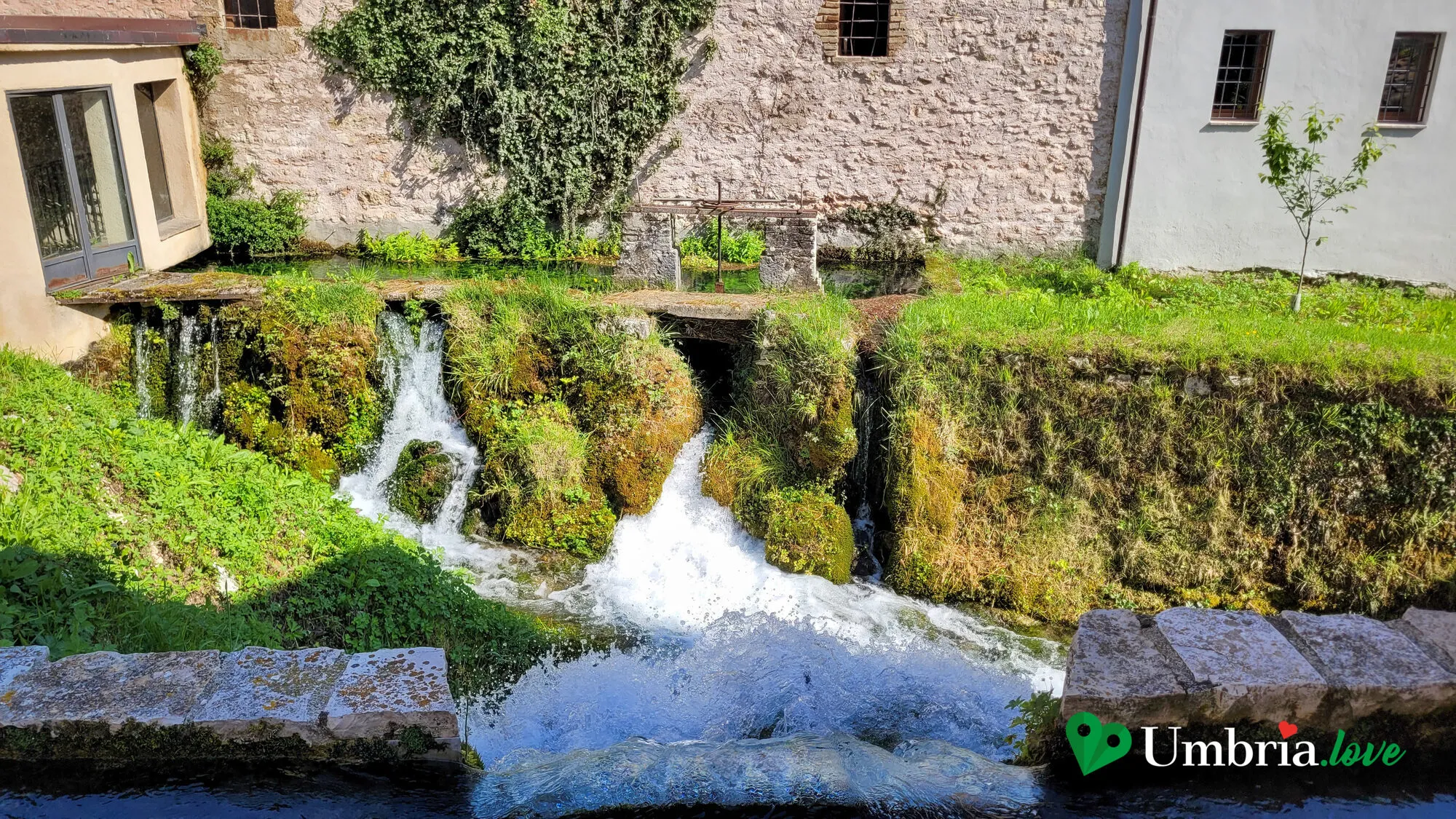 Una cascatella tra i prati di Rasiglia, dove un canale scende da un livello all'altro del borgo