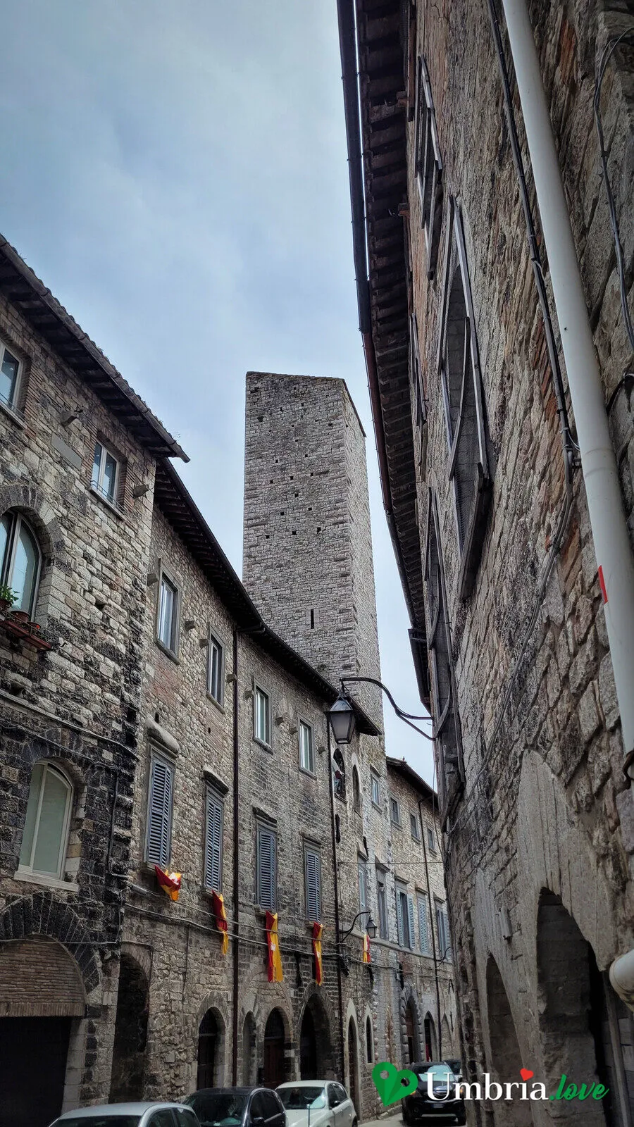 Le case-torri medievali lungo una via in salita del centro di Gubbio