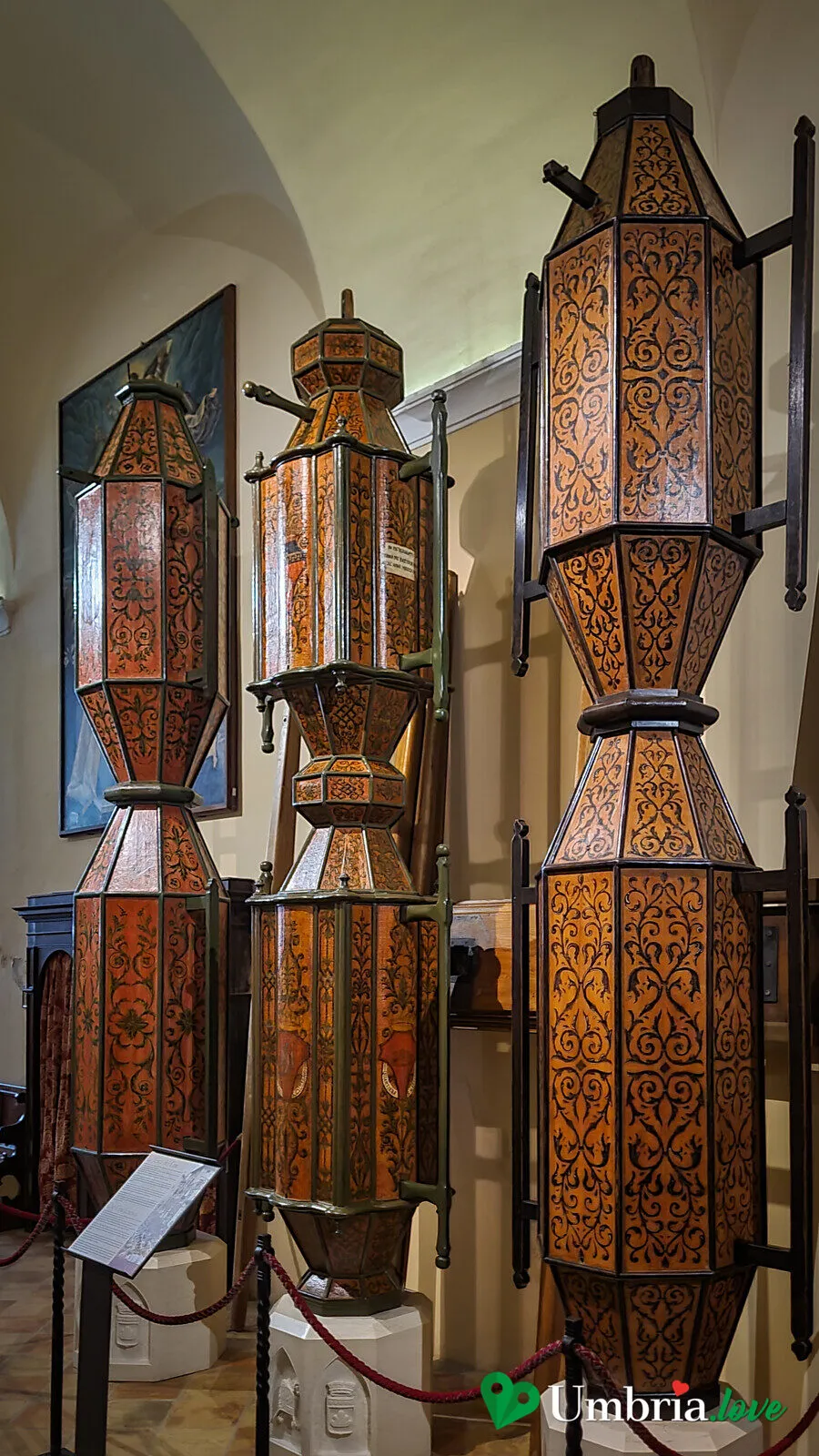 I tre ceri di Gubbio custoditi nella Basilica di Sant'Ubaldo: i prismi ottagonali di legno decorato che i ceraioli portano di corsa il 15 maggio
