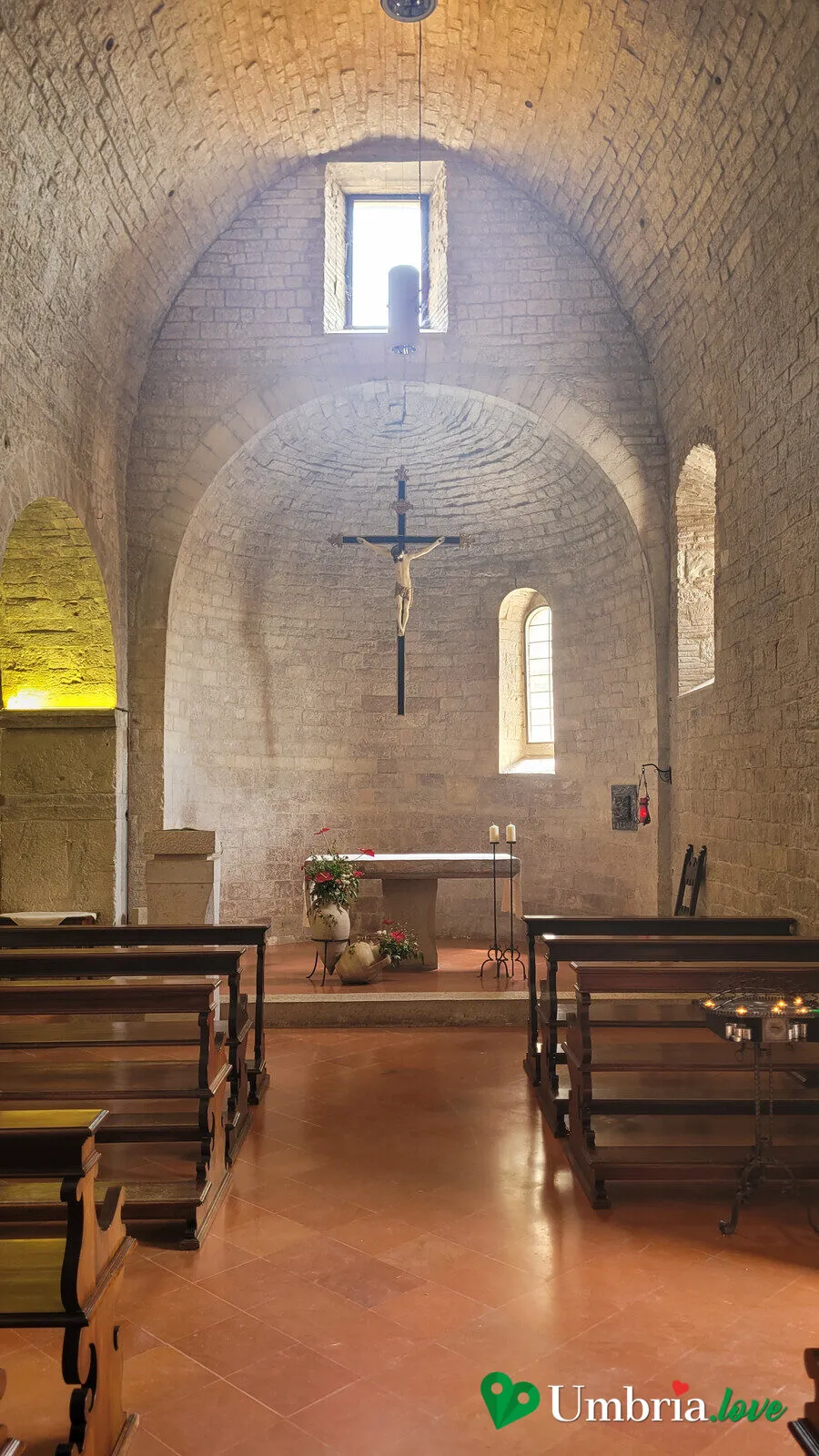 L'interno a navata unica di San Marziale a Gubbio, con la volta a botte e il pavimento in cotto