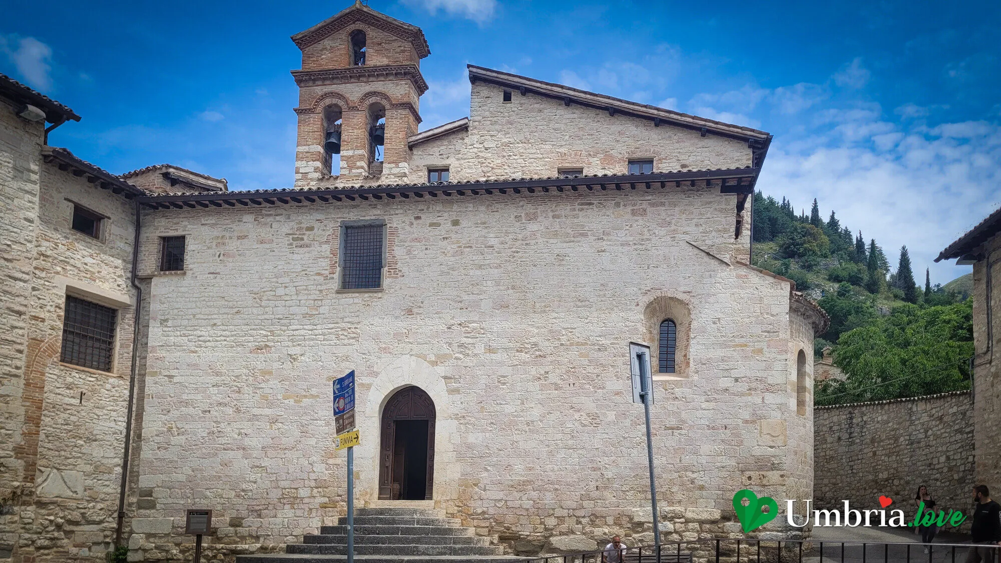 La chiesa romanica di San Marziale a Gubbio, con il campanile a vela, addossata alle vecchie mura