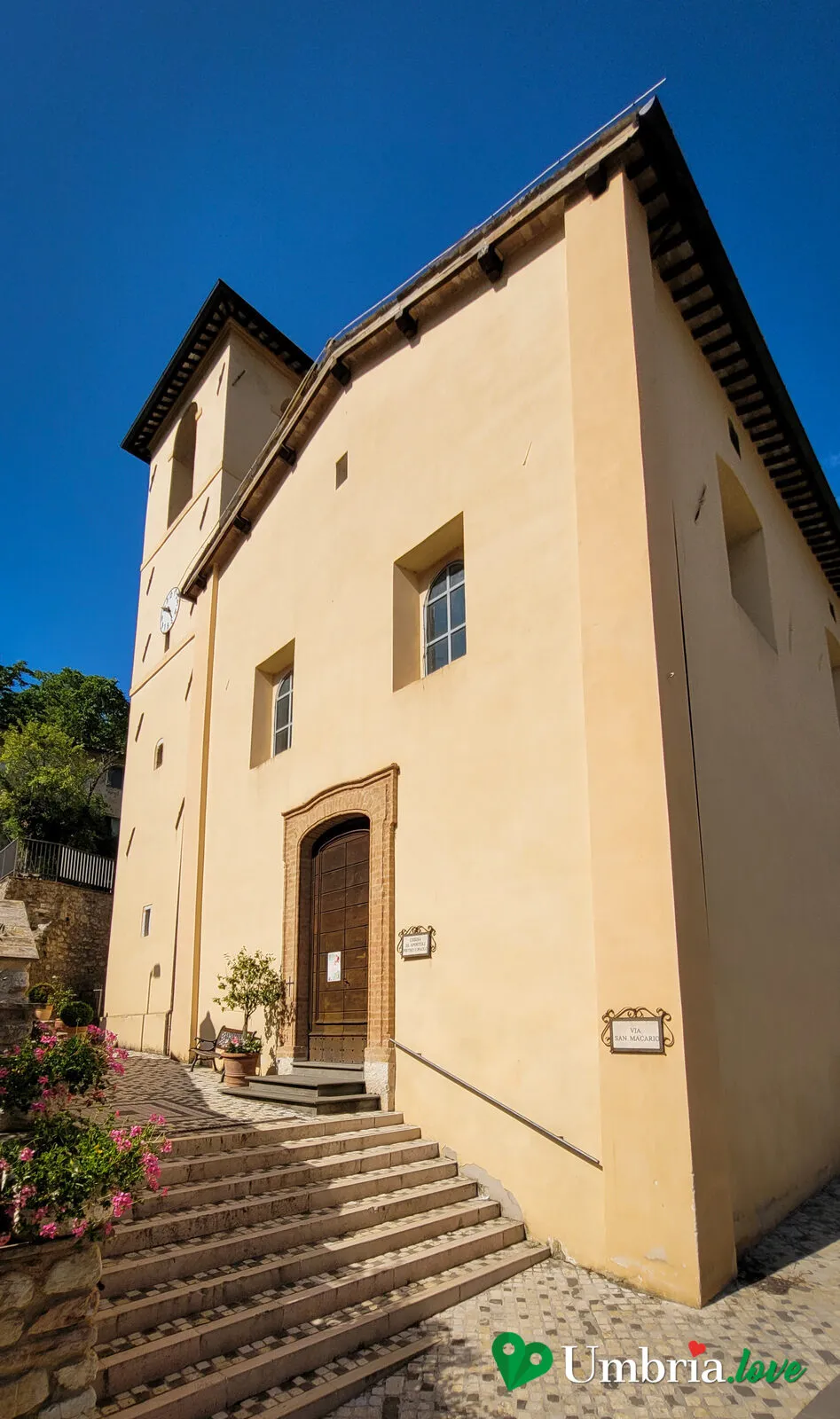 La facciata a capanna della chiesa dei Santi Pietro e Paolo a Rasiglia, in cima alla scalinata