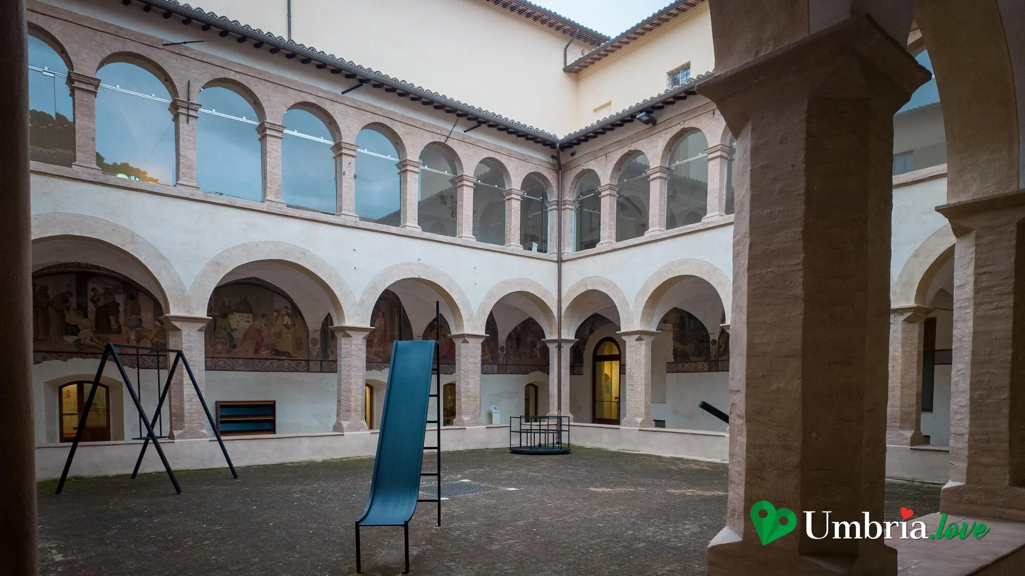 Il chiostro affrescato del complesso museale di San Francesco a Trevi
