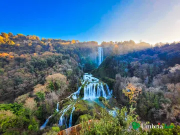 Il triplice salto della Cascata delle Marmore in piena portata, tra la vegetazione della gola