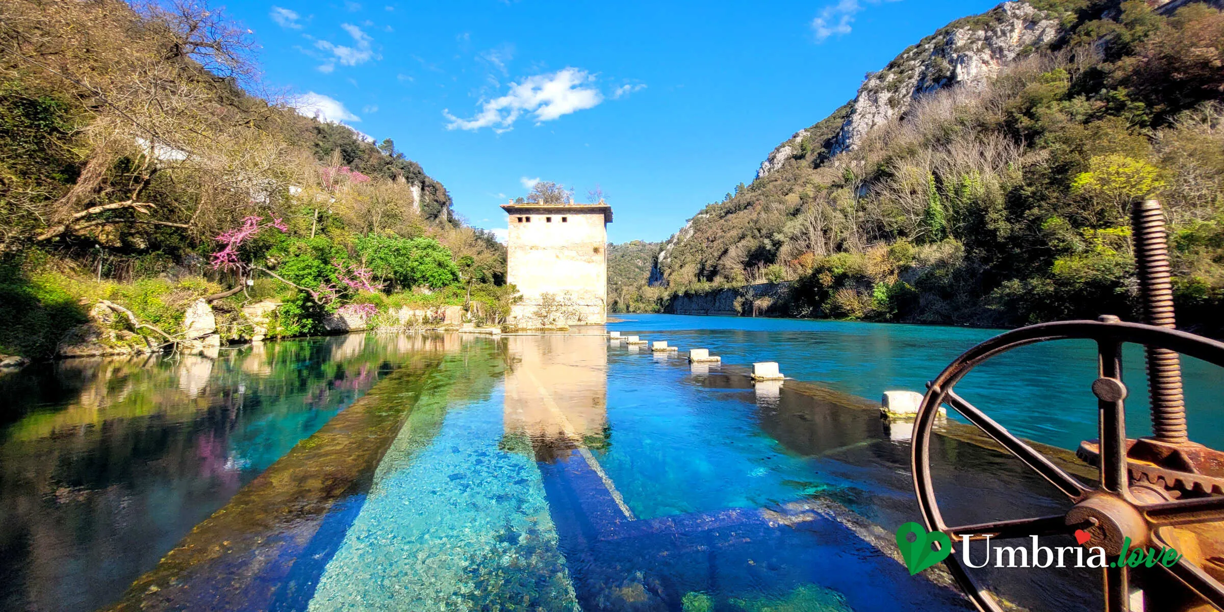 La torretta e la vecchia chiusa della sorgente della Morìca si specchiano nell'acqua turchese del Nera, lungo le Gole del Nera