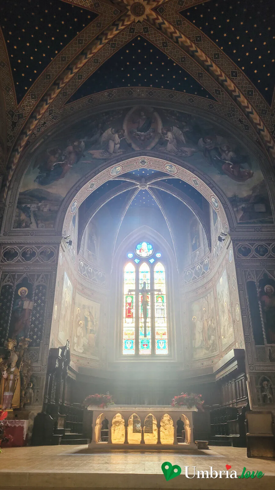 Il presbiterio del Duomo di Gubbio, con l'abside affrescata e l'alta vetrata gotica