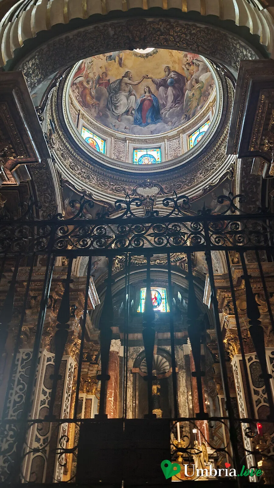Una cappella riccamente decorata del Duomo di Gubbio, con il soffitto a lacunari dipinti