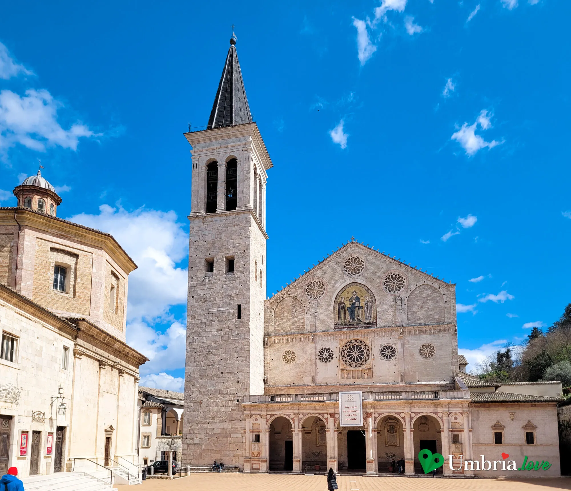 La facciata romanica della Cattedrale di Spoleto con il mosaico dorato di Solsterno e il portico rinascimentale