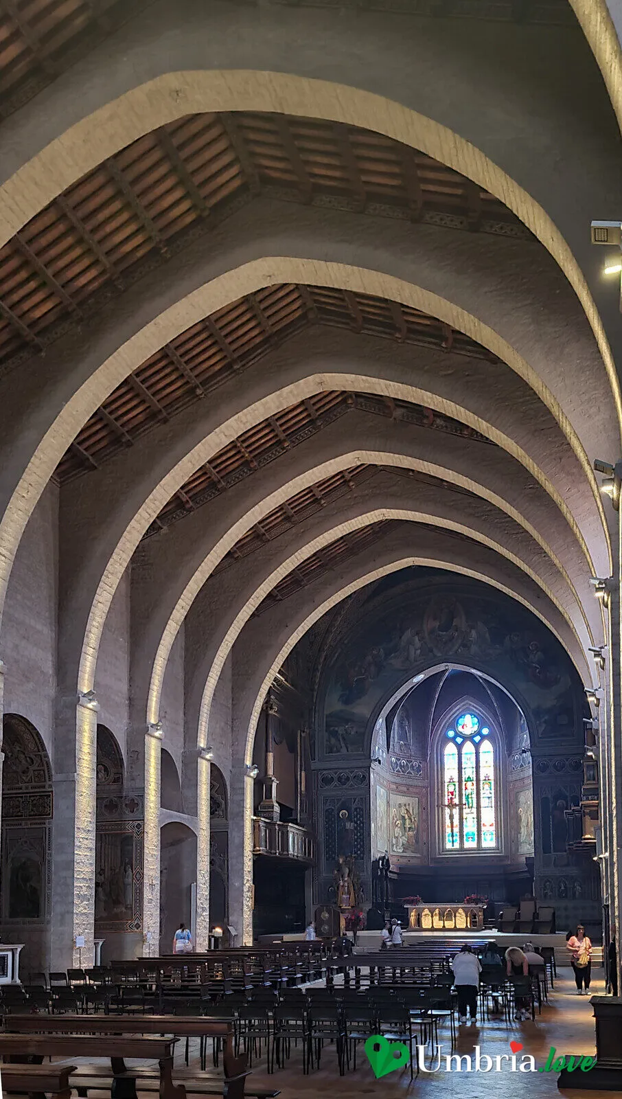 L'interno del Duomo di Gubbio: la navata unica con i dieci arconi ogivali di pietra che reggono il tetto a capriate