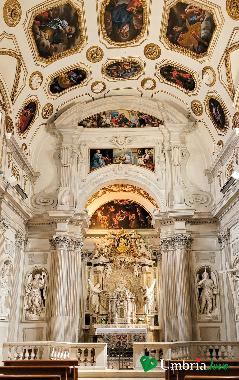 L'interno barocco della Cattedrale di Spoleto verso l'altare maggiore, sotto il catino absidale affrescato da Filippo Lippi