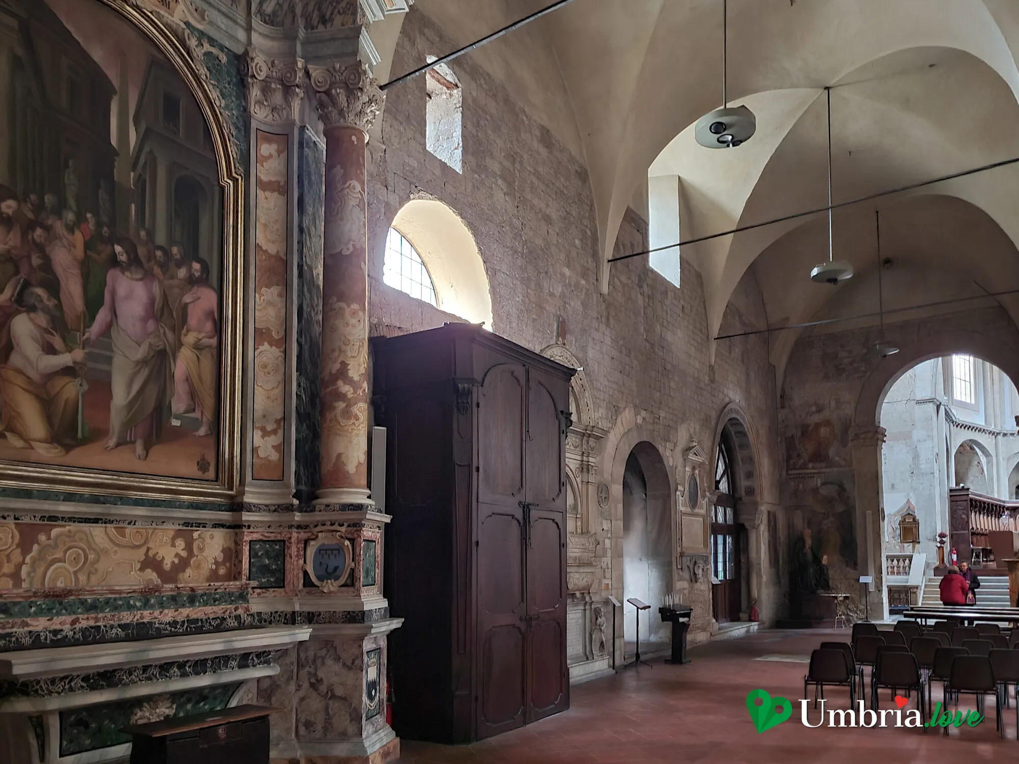 La facciata laterale del Duomo di San Giovenale vista dalla piazza