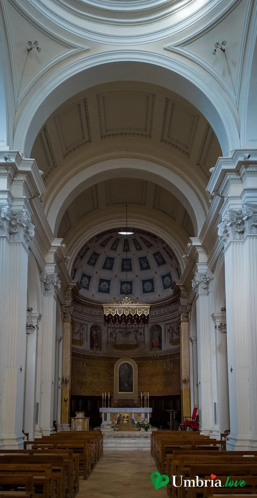 L'interno del Duomo di Sant'Emiliano a Trevi, a volta, con la cupola sul presbiterio