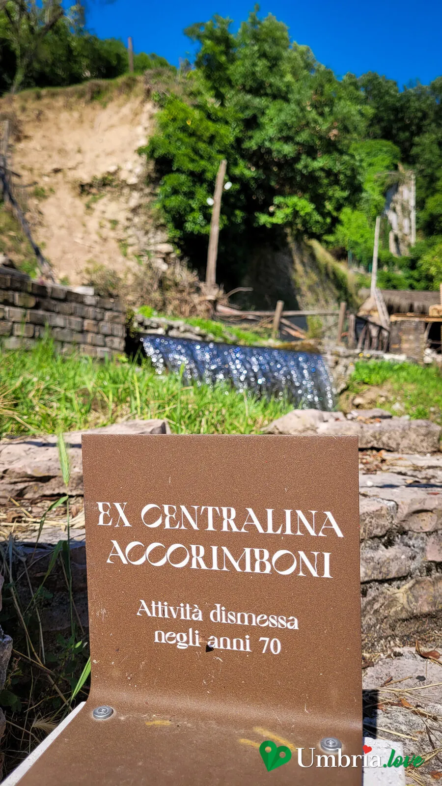 Il cartello dell'ex centralina Accorimboni a Rasiglia, dismessa negli anni Settanta