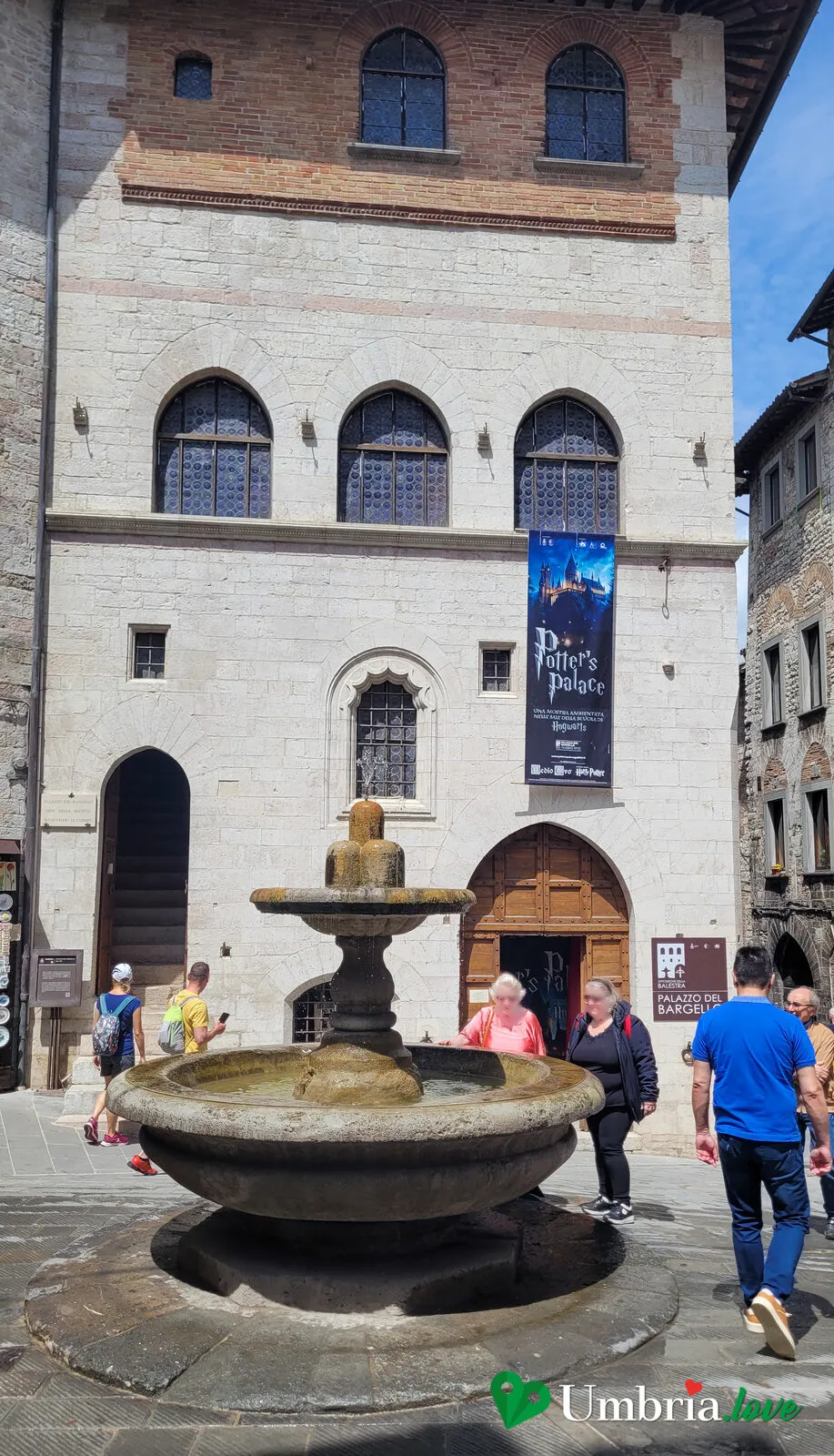 La Fontana dei Matti nel Largo del Bargello a Gubbio: la piccola vasca ottagonale in pietra davanti al Palazzo del Bargello
