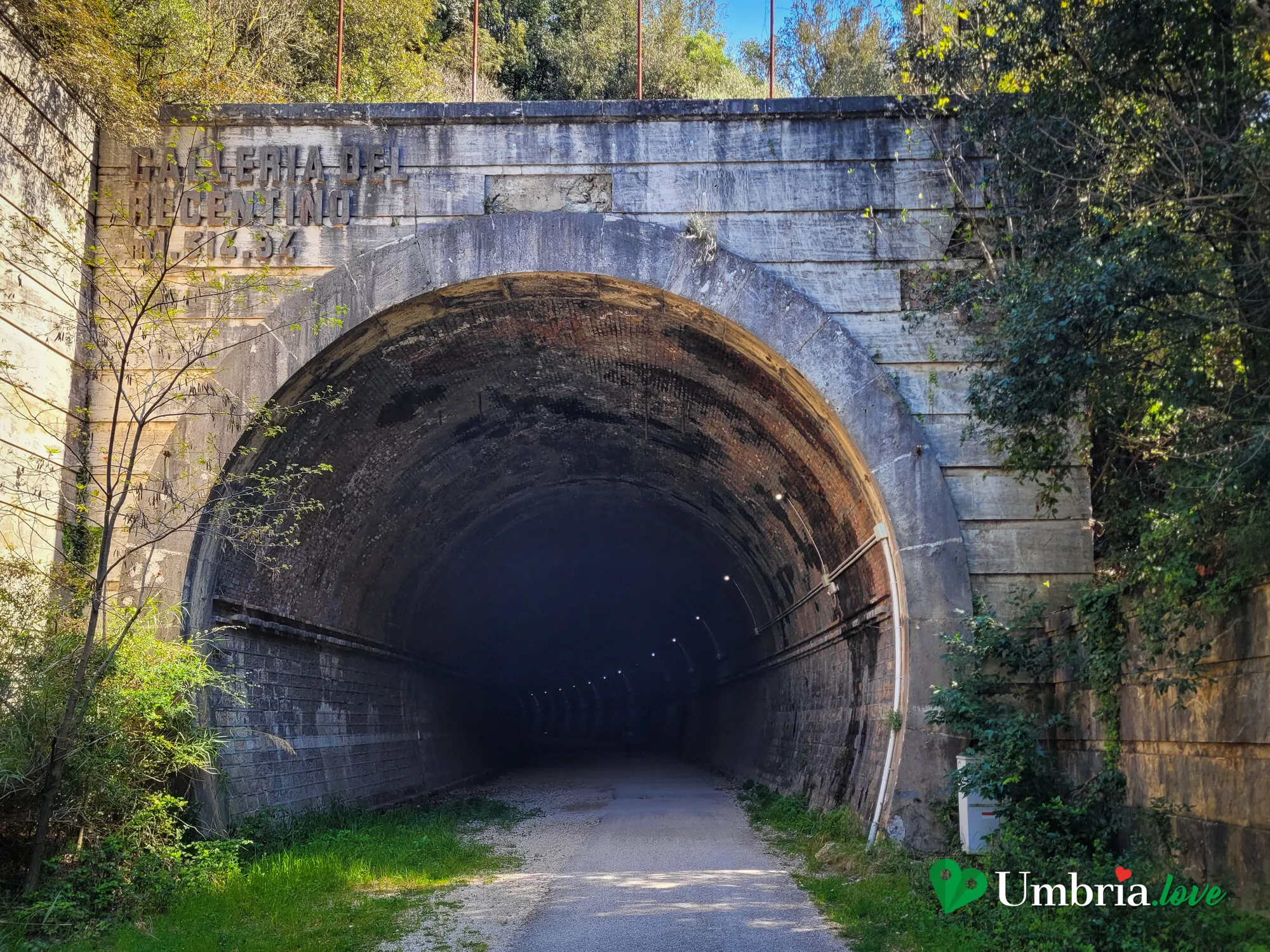 L'imbocco di una galleria dell'ex ferrovia, con l'iscrizione «Galleria del Recentino»