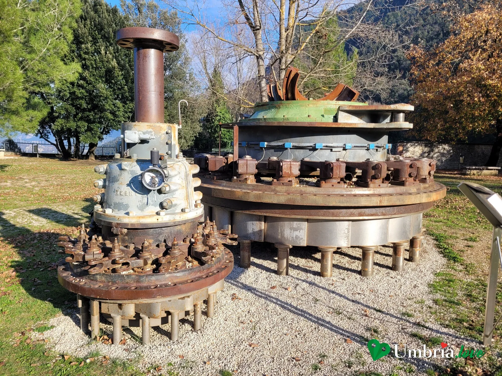 Altri macchinari delle vecchie centrali idroelettriche, tra gli alberi del giardino-museo