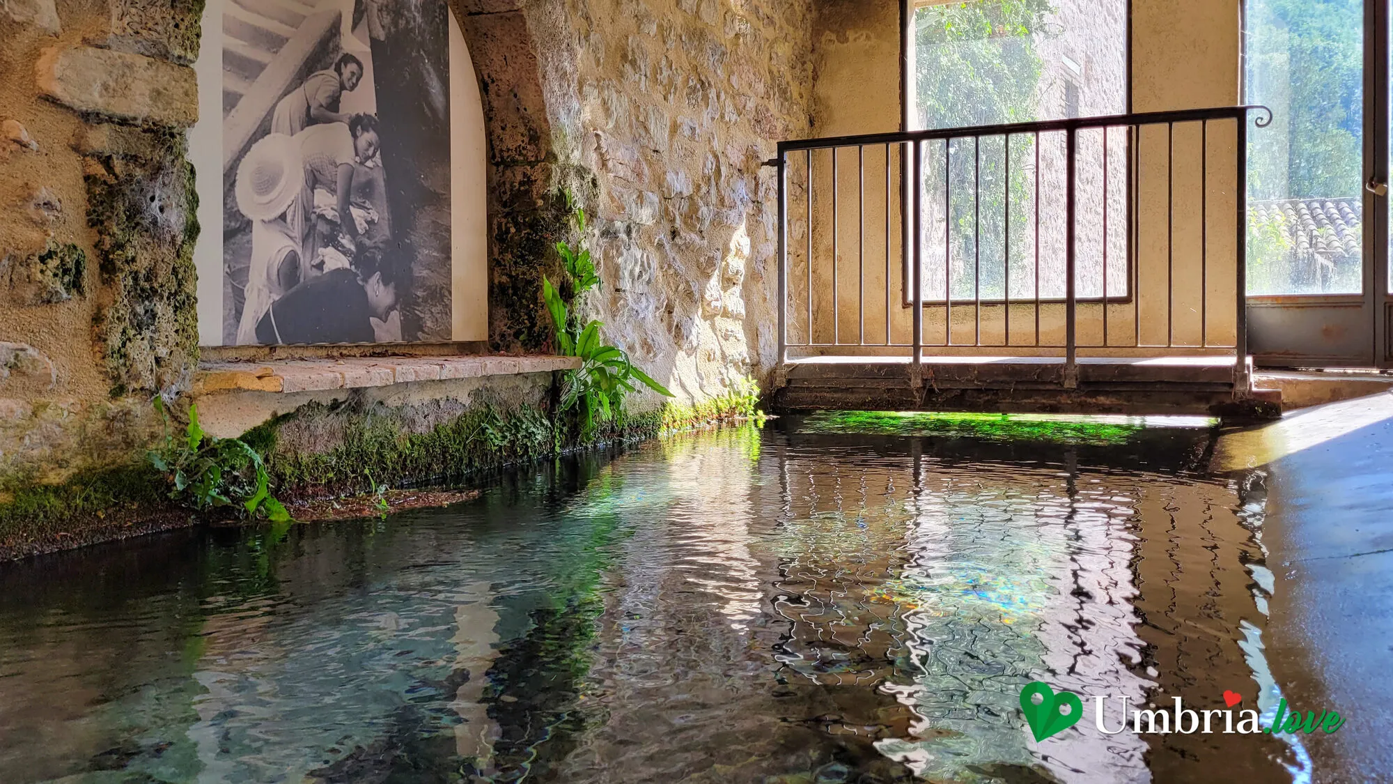Il lavatoio coperto di Rasiglia: gli archi in pietra sul bacino d'acqua limpida