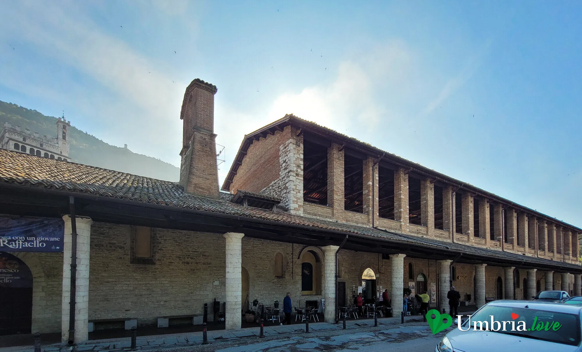 Le Logge dei Tiratori dell'Arte della Lana a Gubbio: il lungo porticato a due ordini di arcate su Piazza Quaranta Martiri