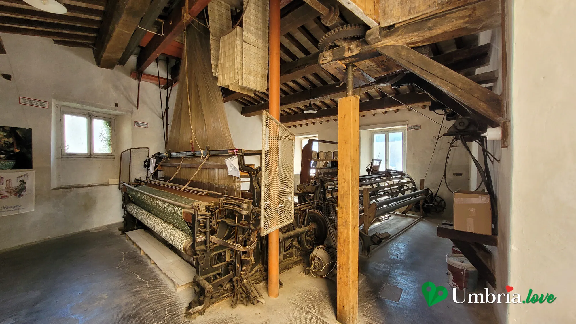 Il grande telaio di legno di un mulino di Rasiglia, sotto le travi del soffitto