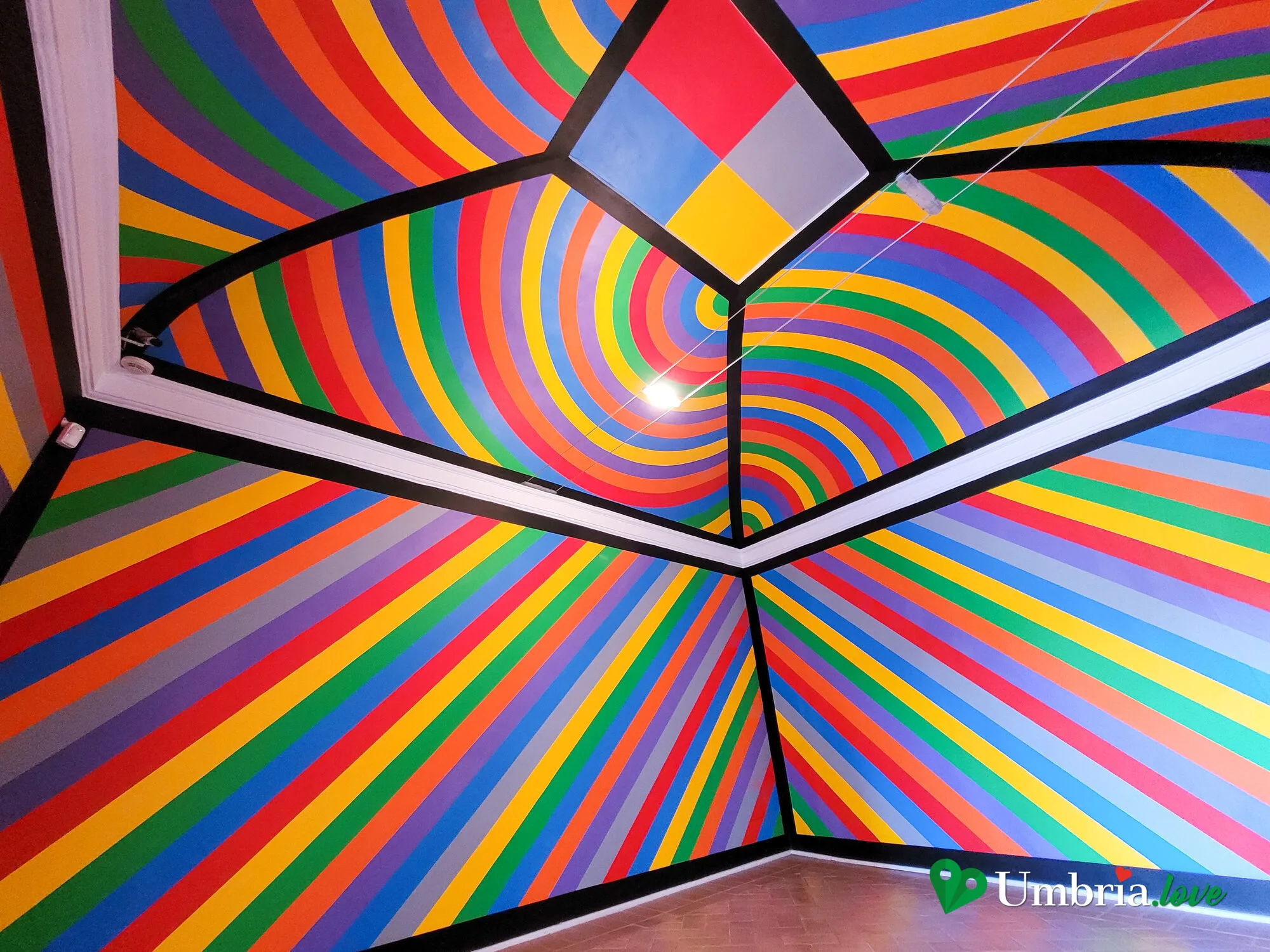Una sala di Palazzo Collicola a Spoleto con il soffitto dipinto a raggiere di colori da Sol LeWitt