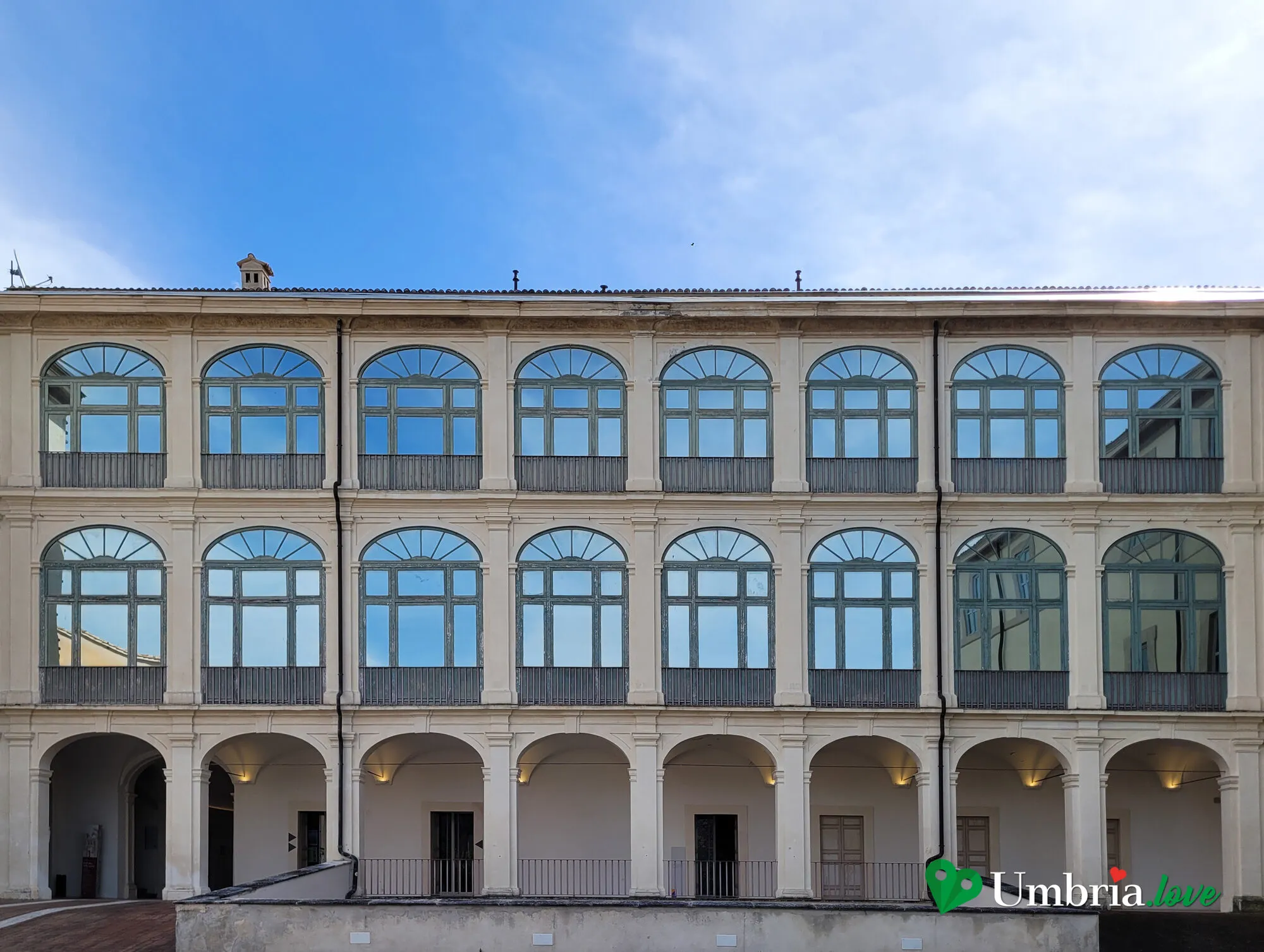 Il cortile porticato di Palazzo Collicola a Spoleto, con il triplo ordine di logge vetrate
