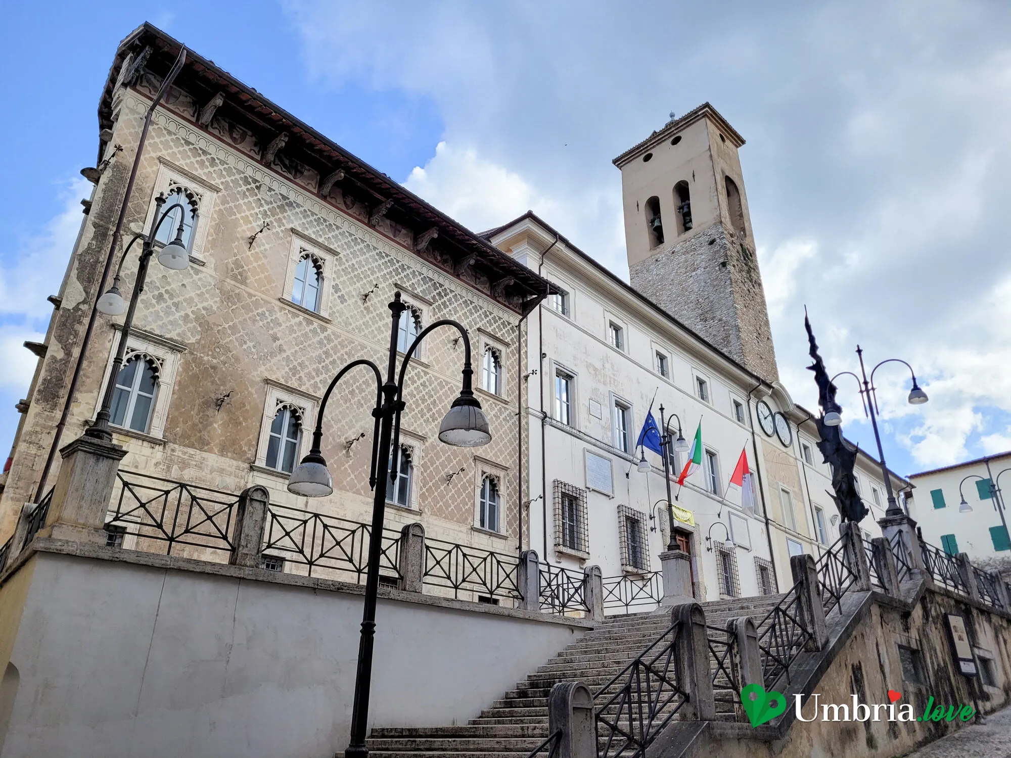 La Piazza del Municipio a Spoleto, con la torre medievale del Palazzo Comunale