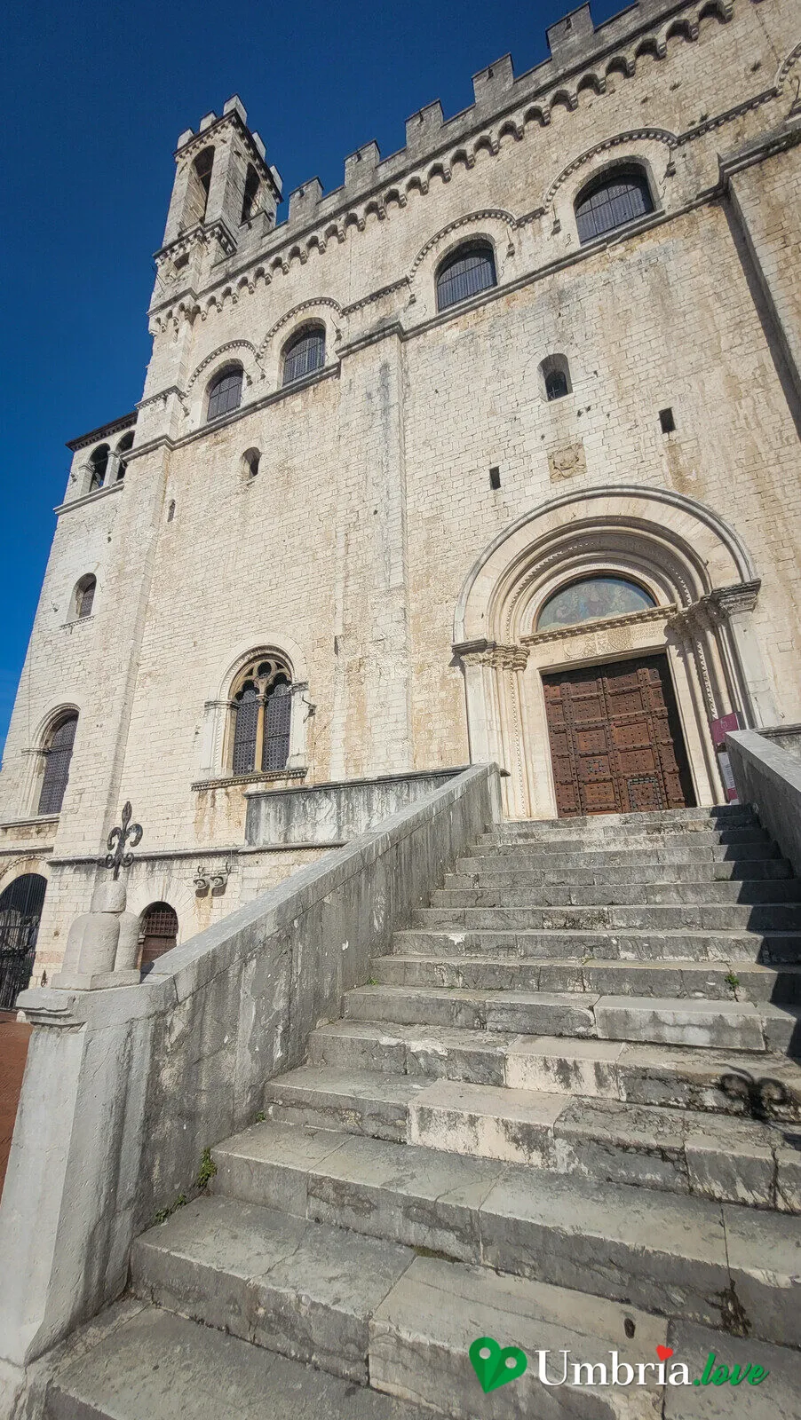 La scalinata a ventaglio e il portale gotico del Palazzo dei Consoli a Gubbio