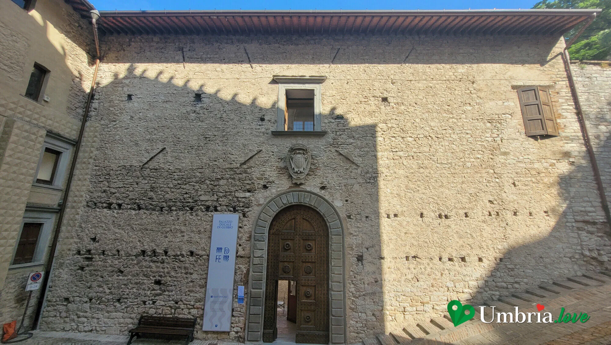 Il portale rinascimentale nel cortile del Palazzo Ducale di Gubbio, costruito per Federico da Montefeltro