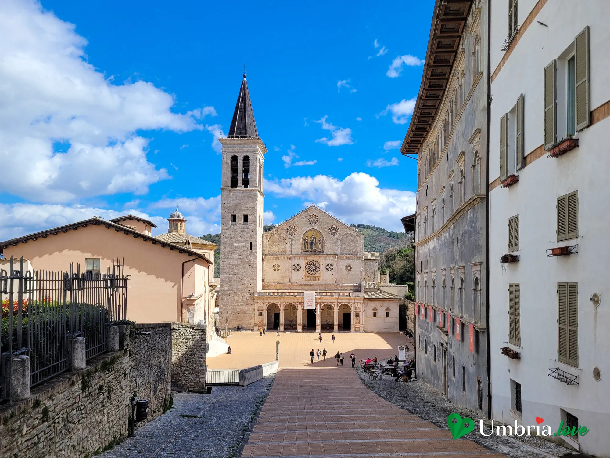 La gradinata scenografica che scende verso la Piazza del Duomo di Spoleto, con la cattedrale e il campanile in fondo