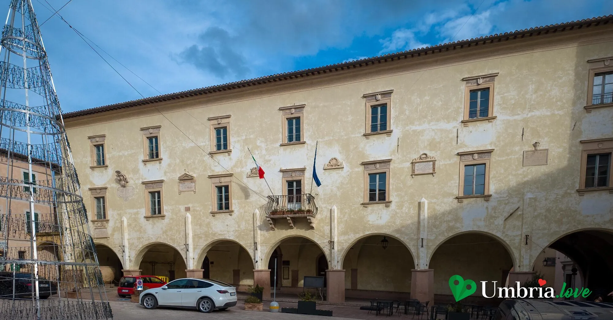 Il loggiato del Palazzo Comunale di Trevi in Piazza Mazzini, con le bandiere sotto i portici