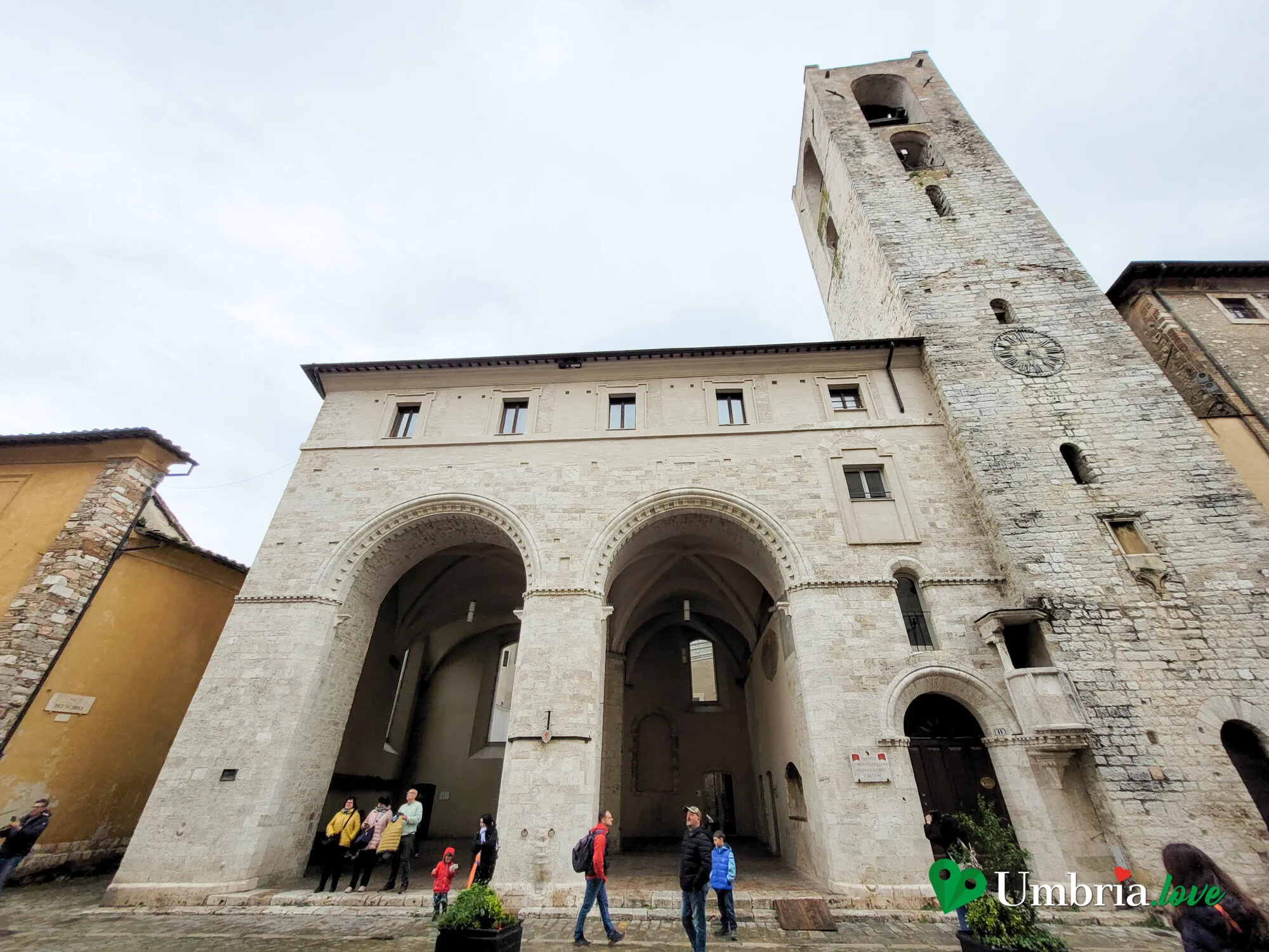 La Loggia dei Priori e la fontana in piazza dei Priori a Narni