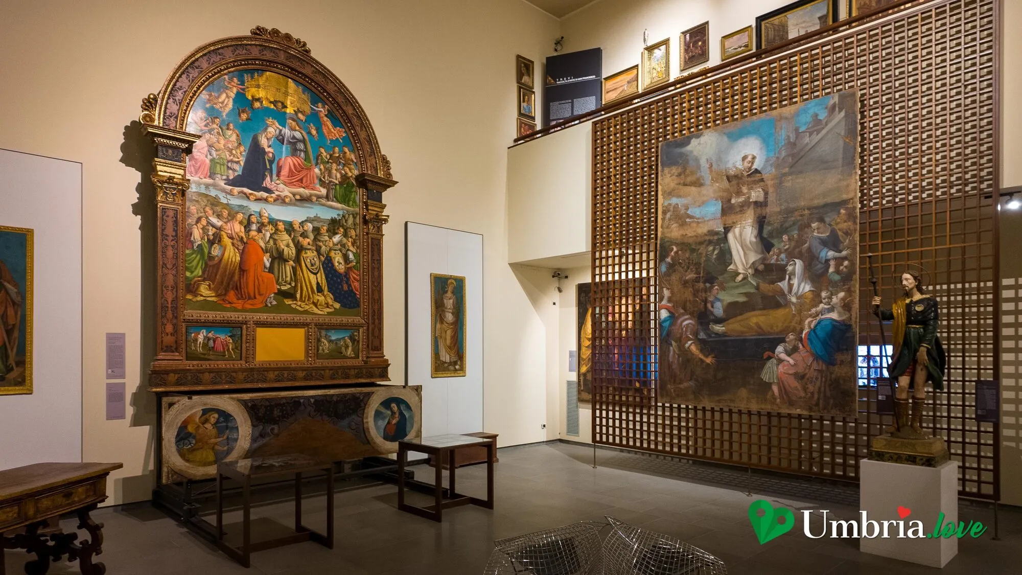 La pala dell'Incoronazione della Vergine di Lo Spagna nella Pinacoteca di Trevi