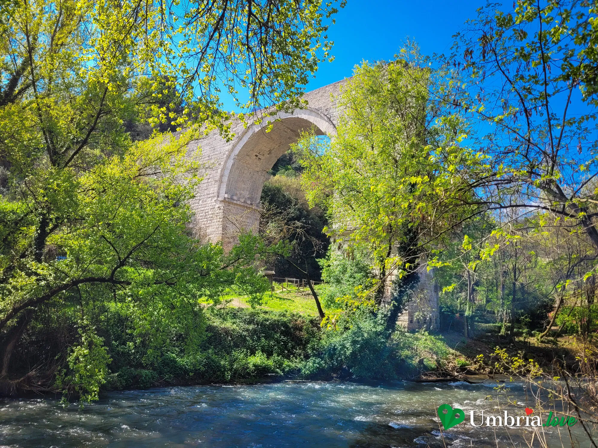 L'arcata superstite del Ponte d'Augusto sul fiume Nera