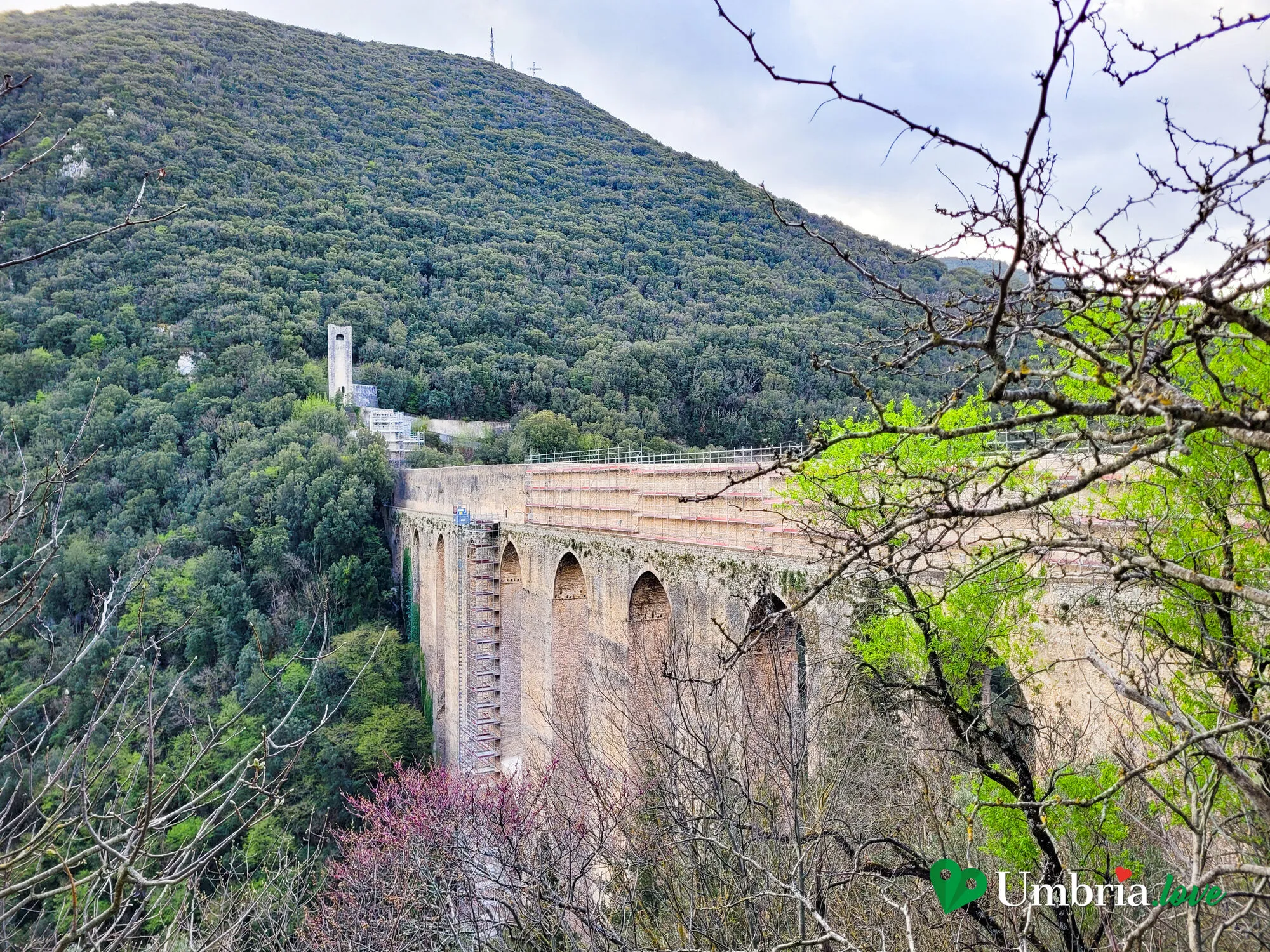 Il Ponte delle Torri di Spoleto di fronte, con la Rocca Albornoziana che domina dall'alto