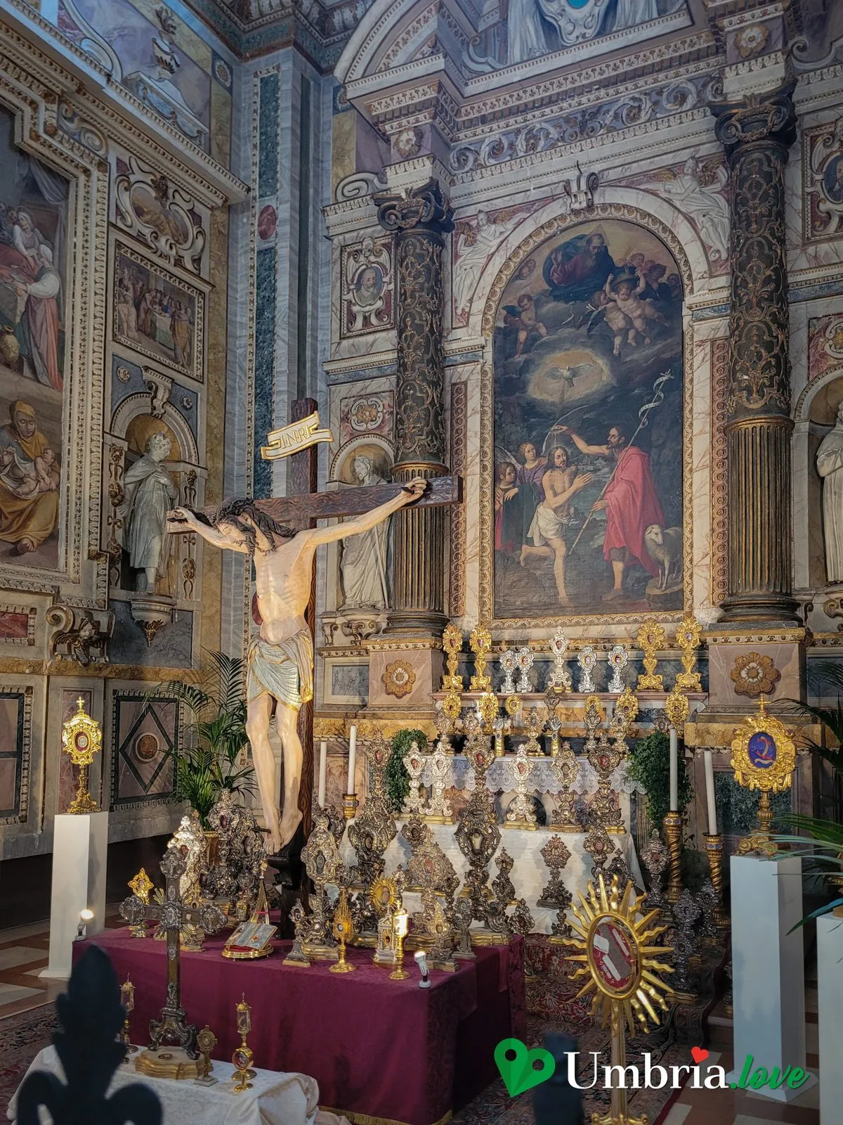 La Porziuncola dentro la Basilica di Santa Maria degli Angeli ad Assisi: la piccola chiesa di pietra con la facciata affrescata