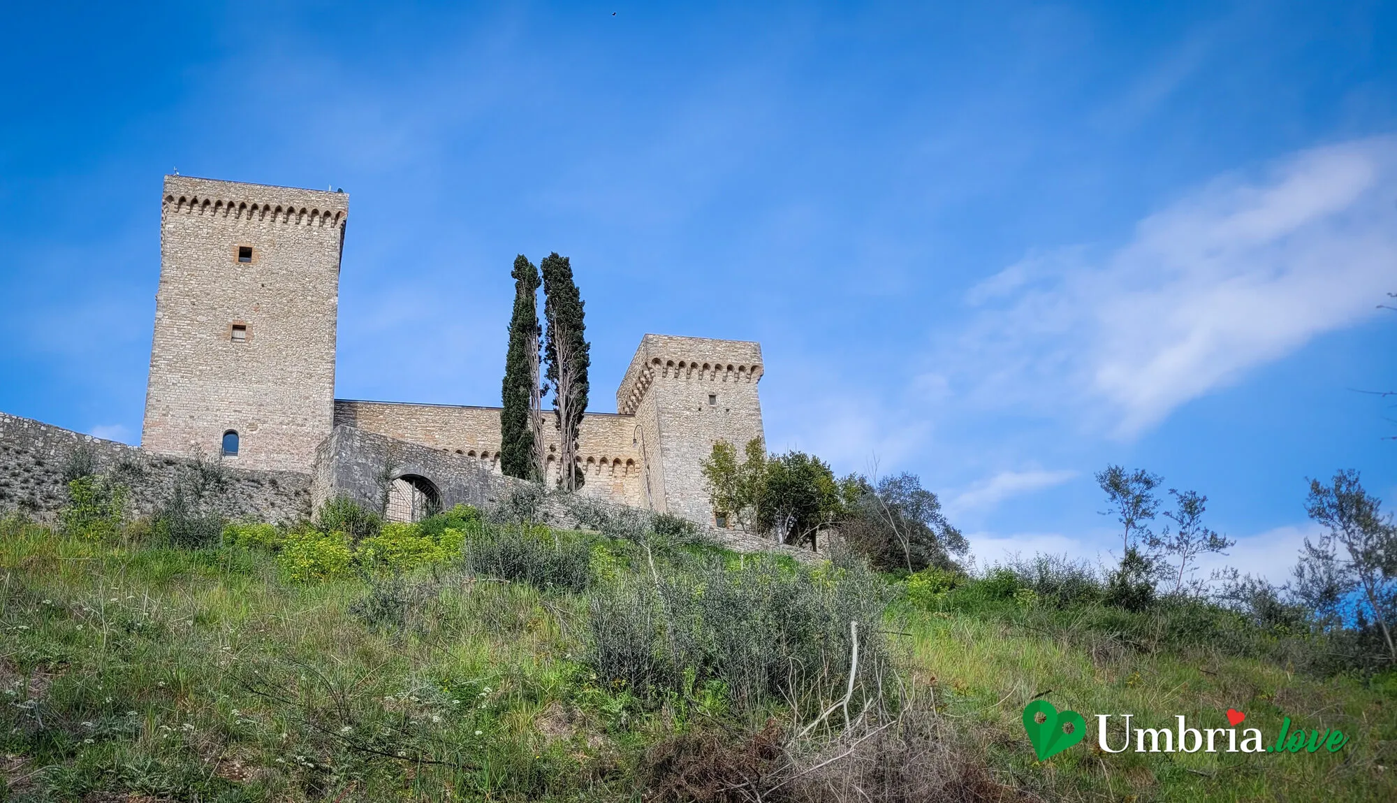 La Rocca Albornoz di Narni, con la doppia cinta muraria e i torrioni angolari