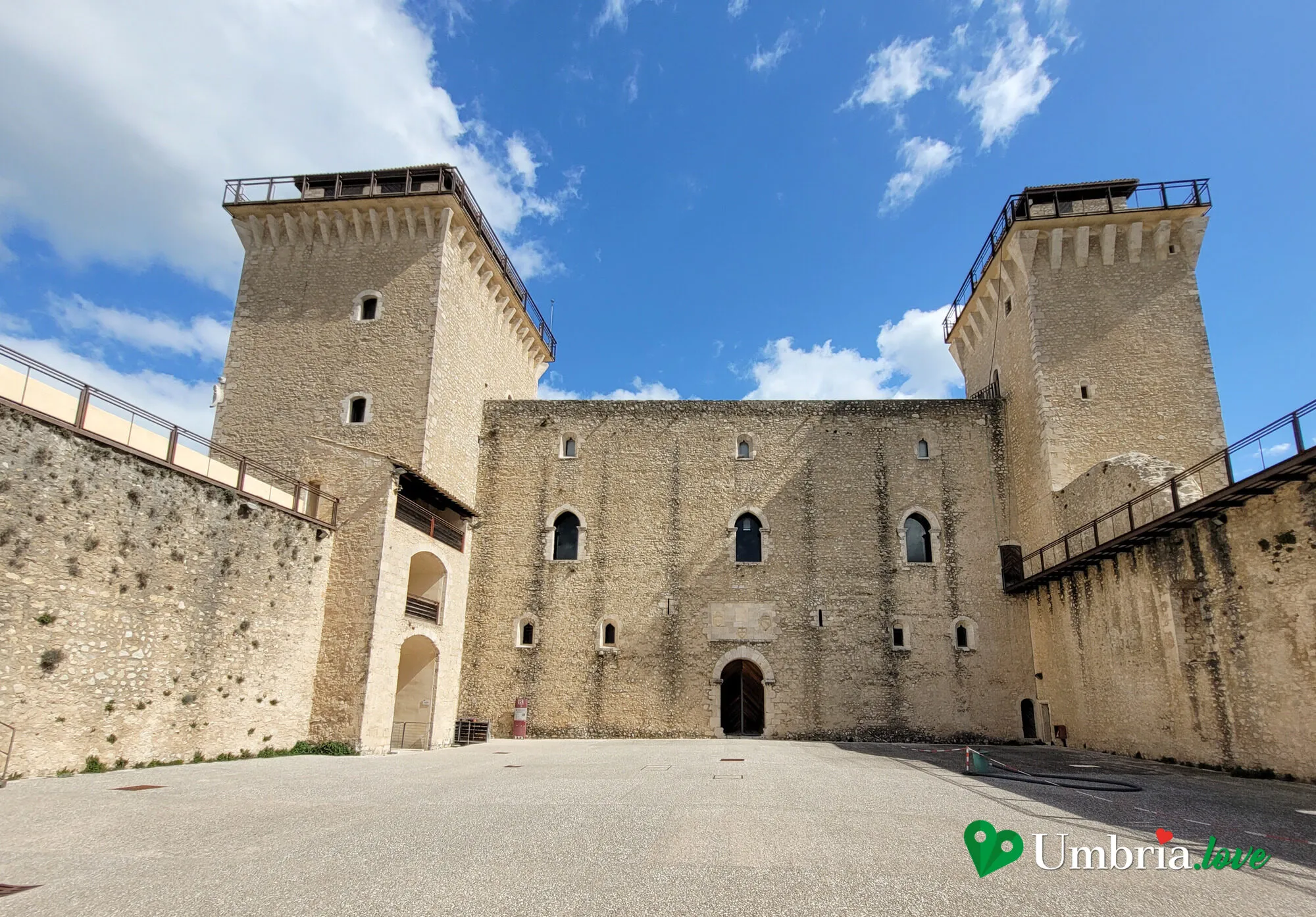 La Rocca Albornoziana di Spoleto vista dall'esterno, con i torrioni e la doppia cinta muraria
